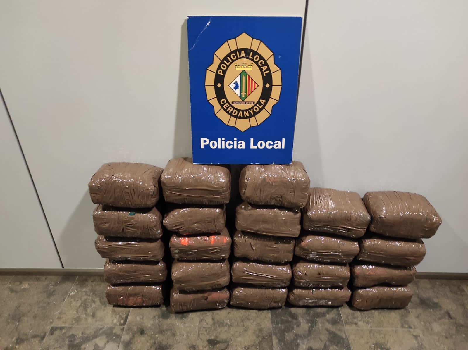 Els farcells trobats per la Policia Local en una furgoneta a Cerdanyola. FOTO: Policia Local