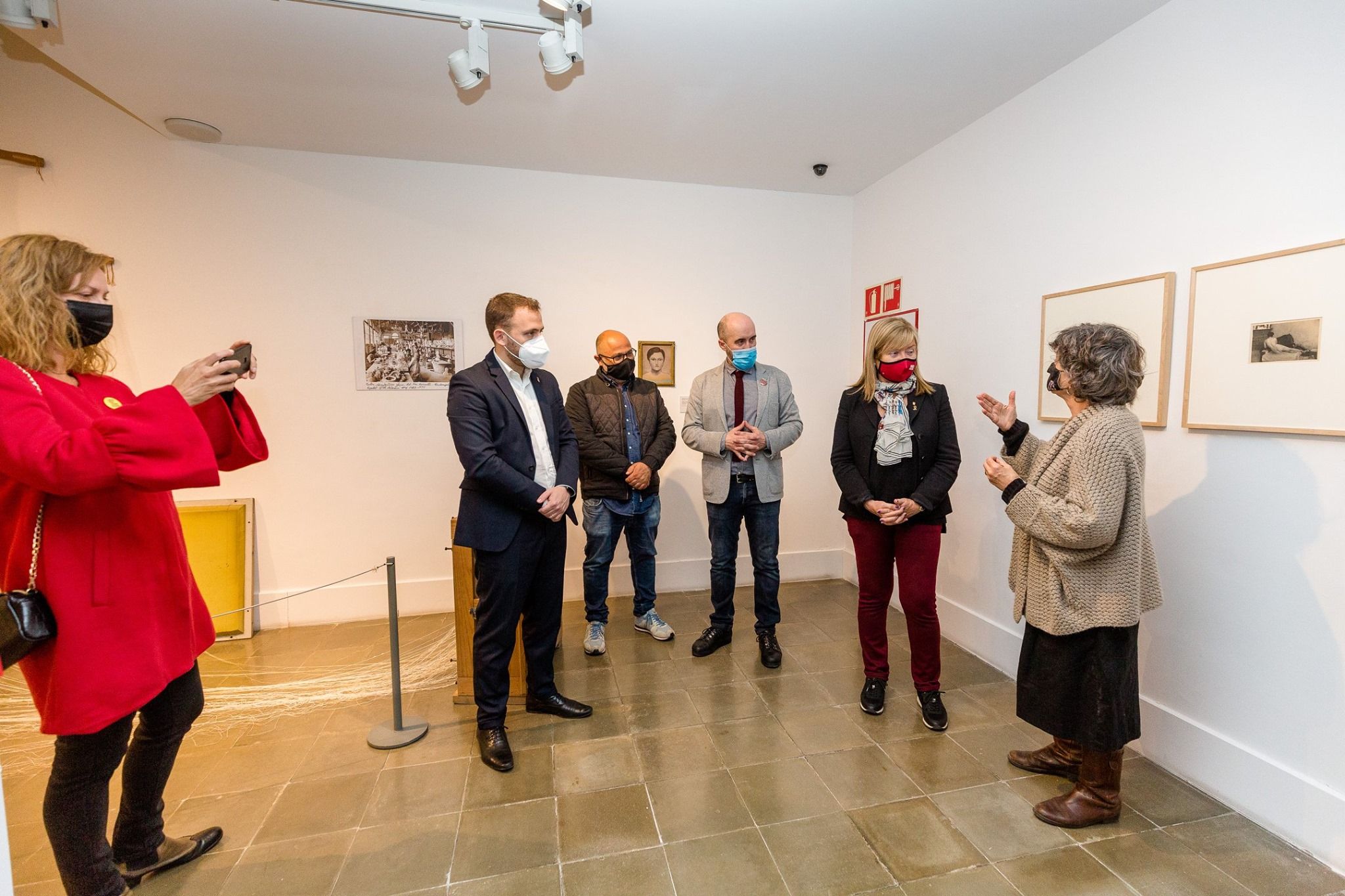 Àngels Ponsa a l'exposició 'De l'oblit a la revolta. Deesses Invisibles' del MAC. FOTO: Núria Puentes (Ajuntament de Cerdanyola)