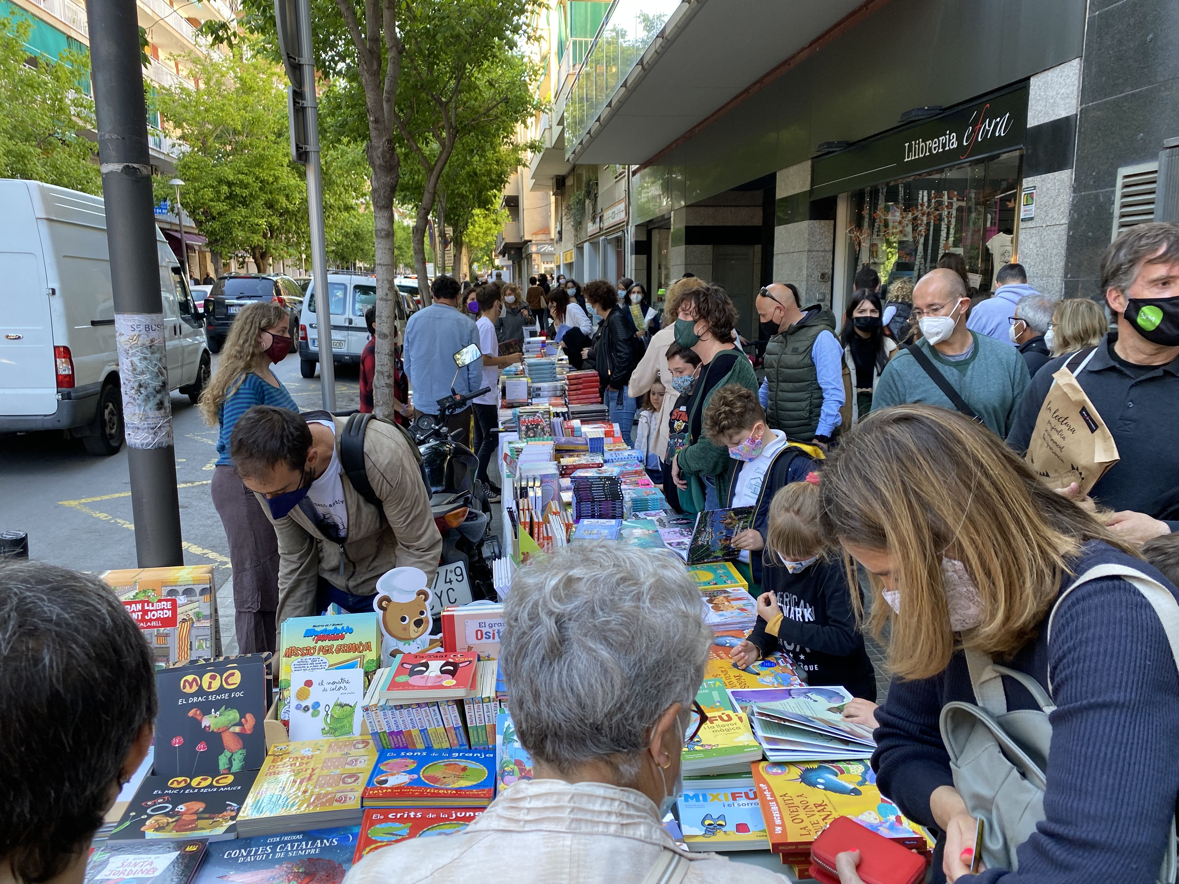 Sant Jordi 2021 a Cerdanyola, parada de la Llibreria Éfora. FOTO: Laura Arias