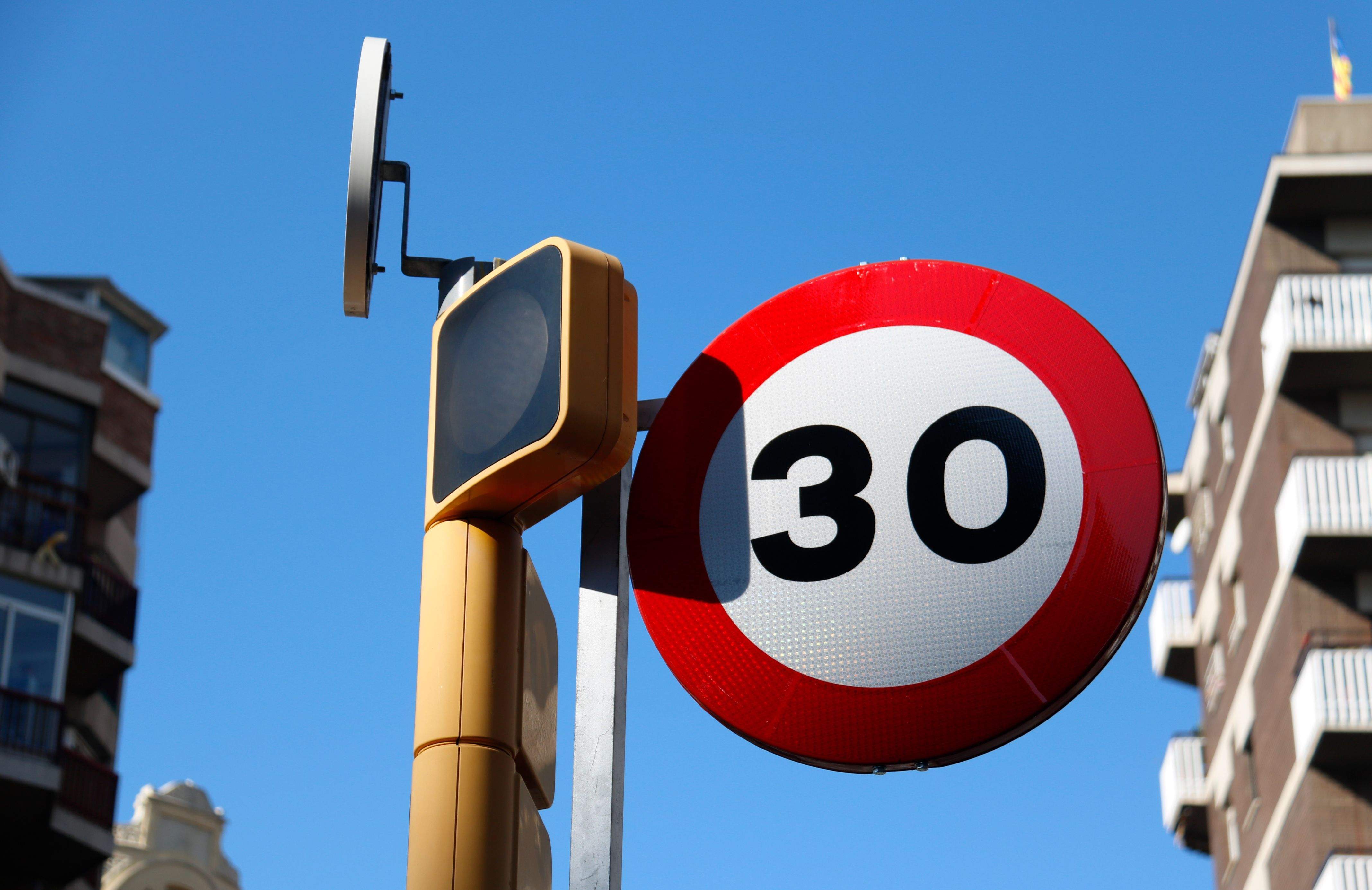 Un senyal que marca el límit de velocitat a 30km/h. FOTO: ACN/ Blanca Bay Un senyal que marca el límit de velocitat a 30km/h. FOTO: ACN/ Blanca Bay