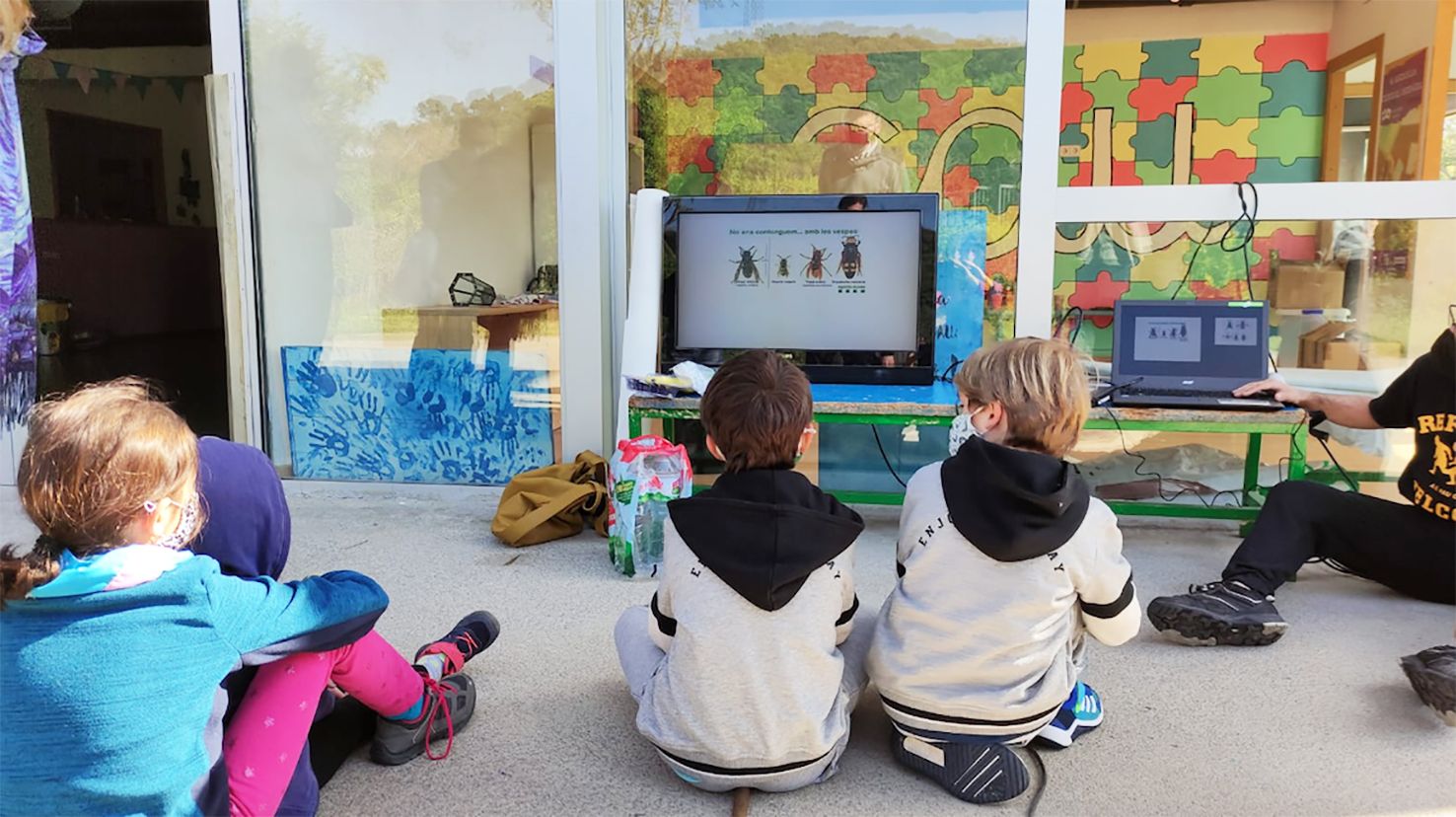 Els infants de l'Agrupament Escolta s'informen sobre la vespa asiàtica. FOTO: Cedida Els infants de l'Agrupament Escolta s'informen sobre la vespa asiàtica. FOTO: Cedida