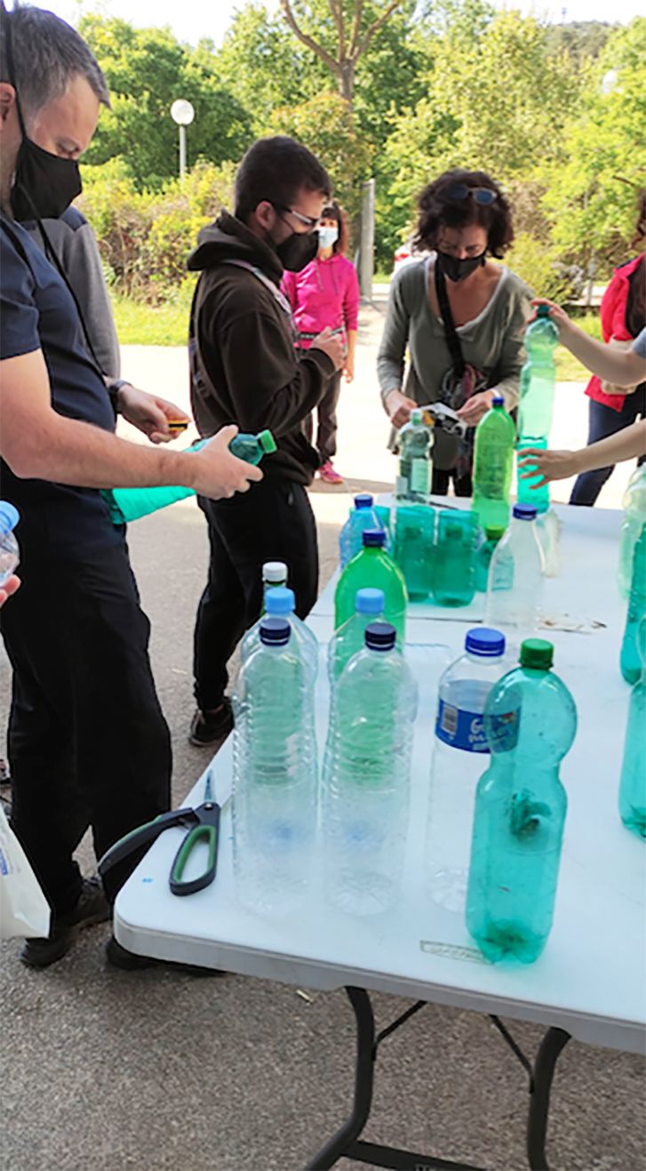 Les trampes es col·loquen en ampolles de plàstic reciclades. FOTO: Cedida Les trampes es col·loquen en ampolles de plàstic reciclades. FOTO: Cedida