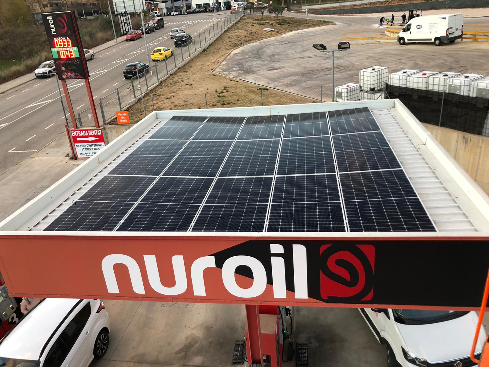 Plaques d'energia solar en una benzinera Nuroil. FOTO: Cedida