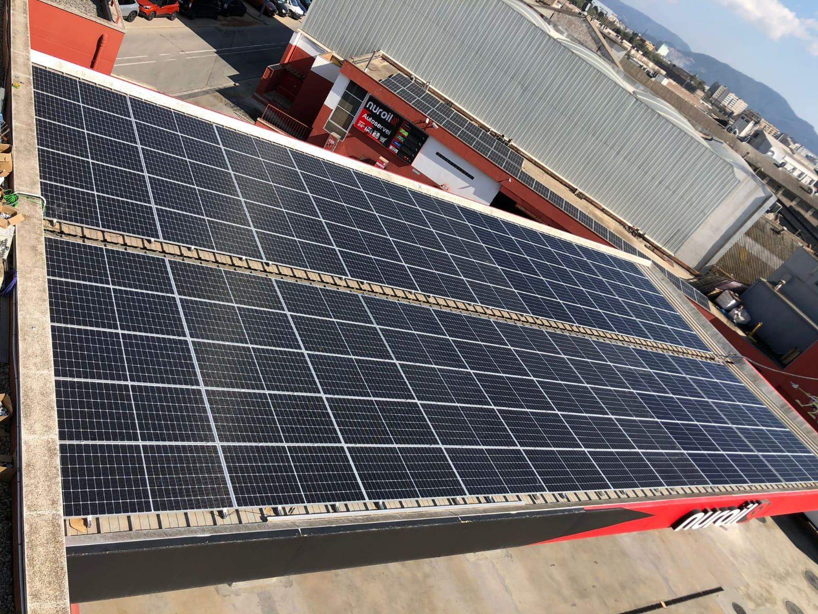 Plaques d'energia solar en una benzinera Nuroil. FOTO: Cedida