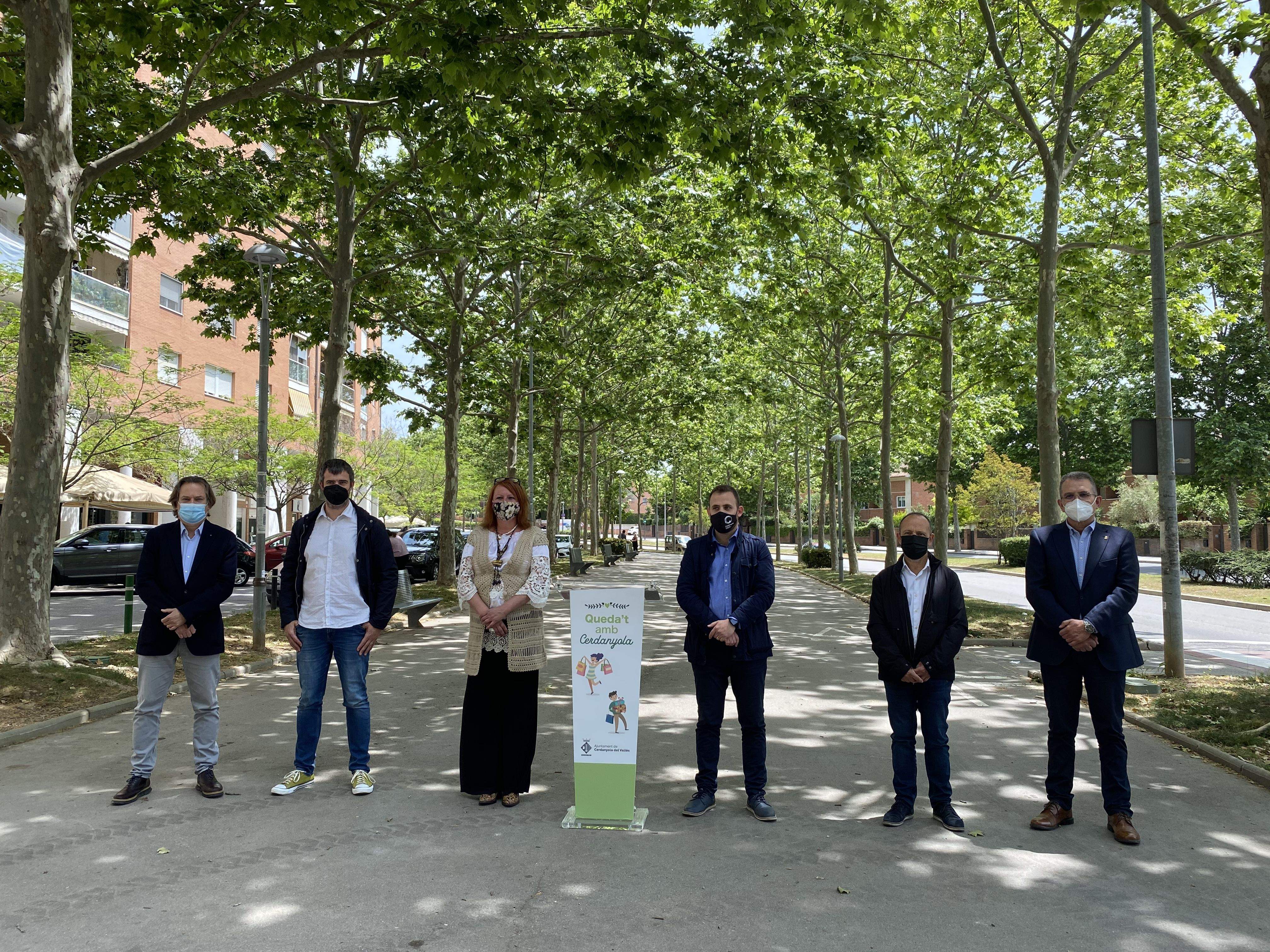 Representants de l'Ajuntament i entitats de comerç en la presentació de la campanya. FOTO: Mónica GM