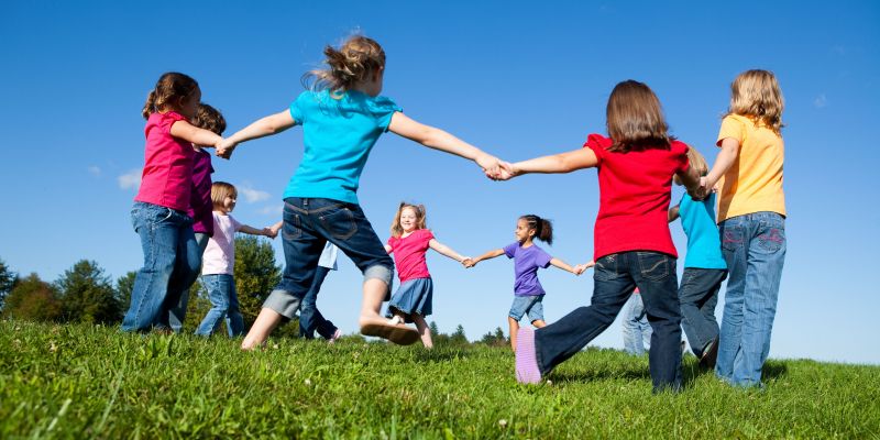 Els casals d’estiu fomenten les relacions en igualtat d’infants i joves. FOTO: Shutterstock Els casals d’estiu fomenten les relacions en igualtat d’infants i joves. FOTO: Shutterstock