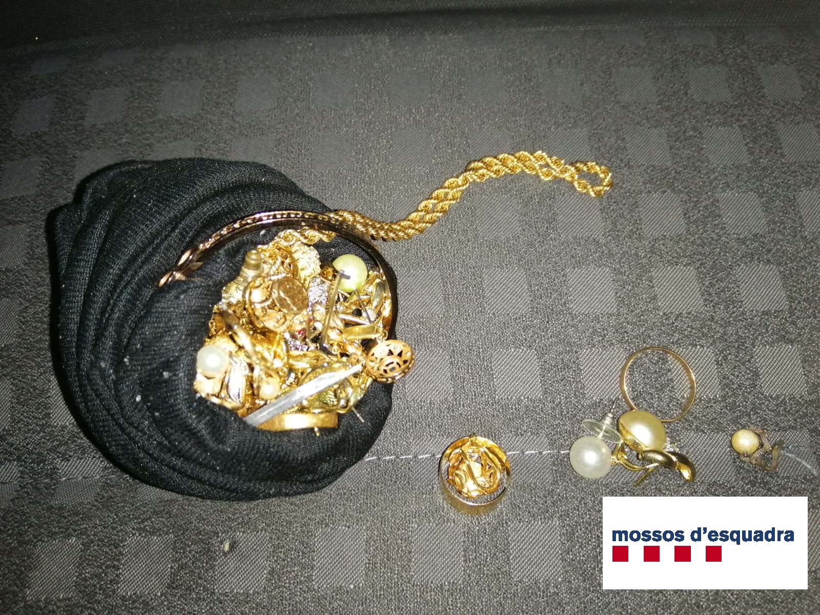 Imatge de les joies robades que es van trobar al vehicles del detingut. FOTO: Mossos d'Esquadra