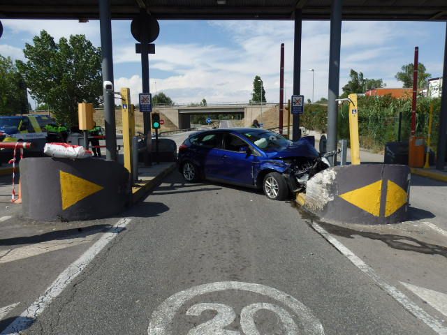 El conductor del vehicle va tenir un accident després de conduir begut per l'AP-7. FOTO: Mossos d'Esquadra