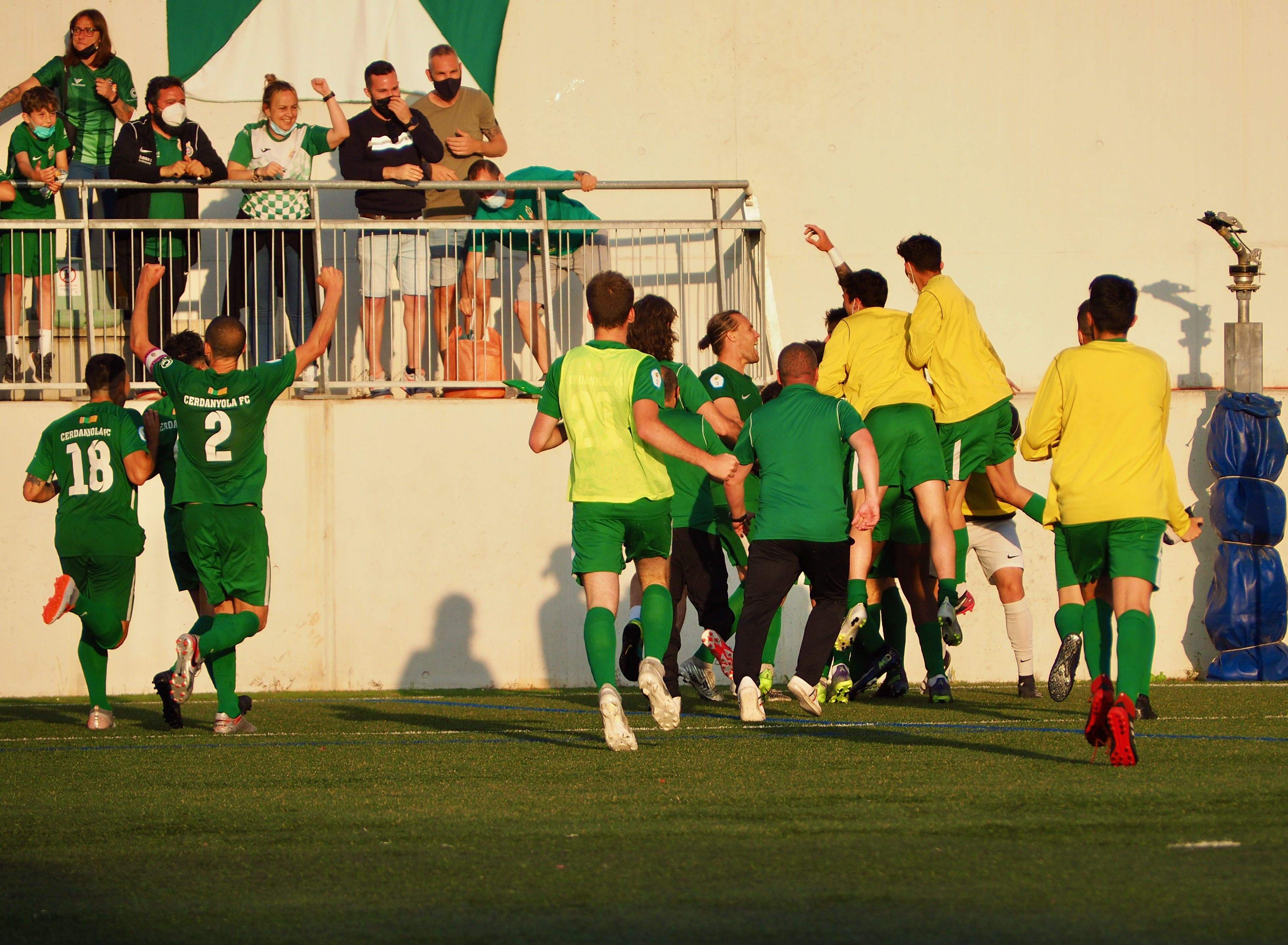 El Cerdanyola Futbol club celebra el tercer gol. FOTO: Mónica GM