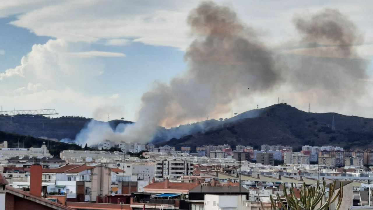 Imatge de l'incendi a Collserola des de Barcelona. FOTO: Bombers Barcelona