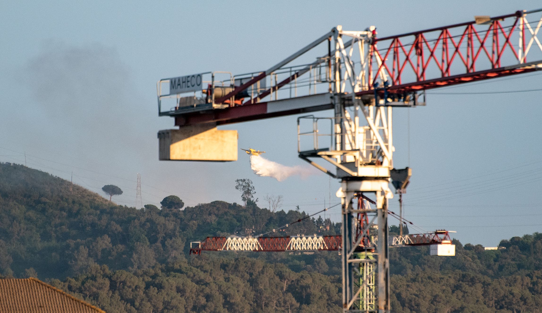 Un avió actuant en l'incendi vist des de Cerdanyola. FOTO: Eva Campos