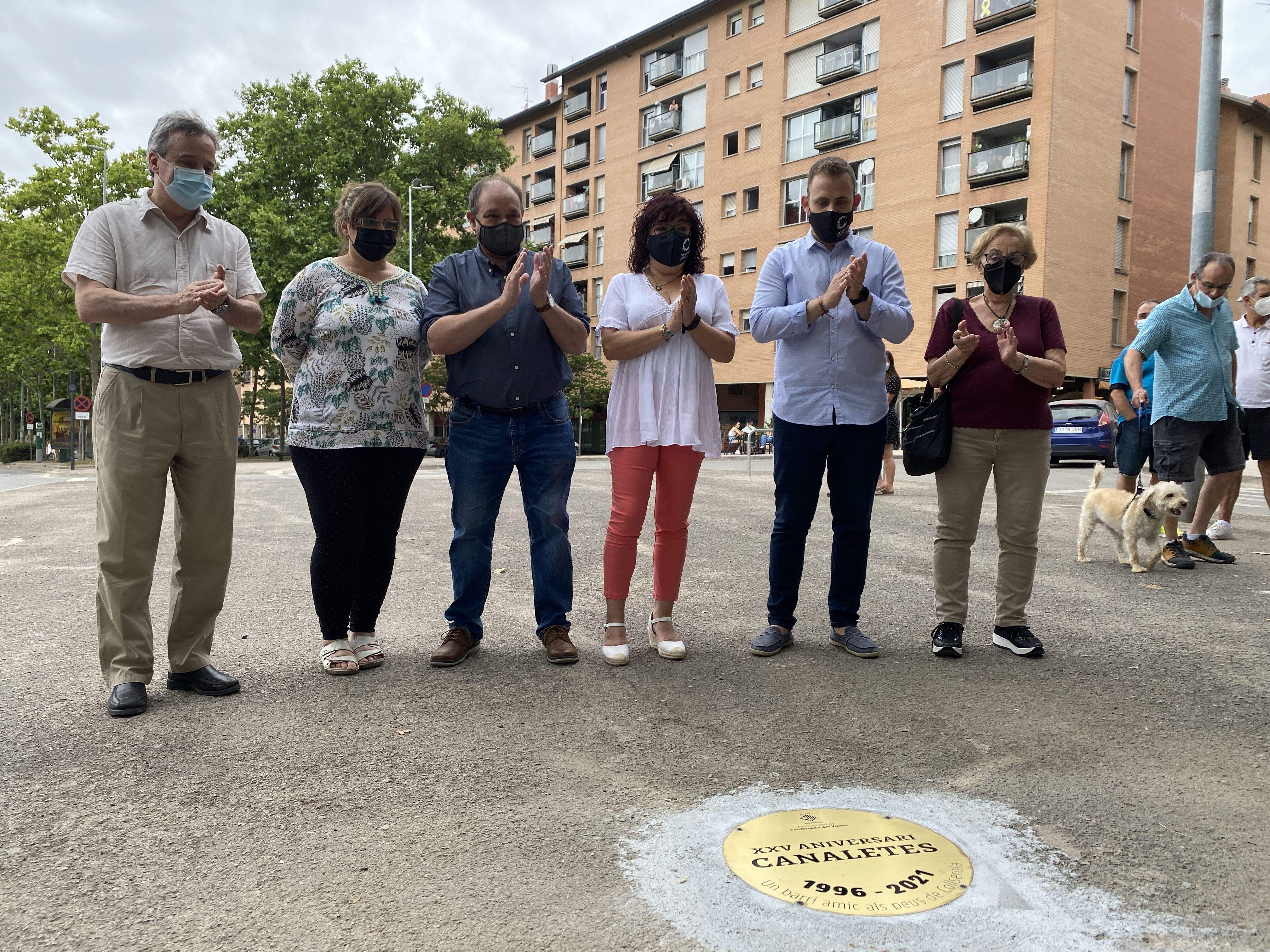 Moment del descobriment de la placa commemorativa pel 25è aniversari de Canaletes / Laura Arias