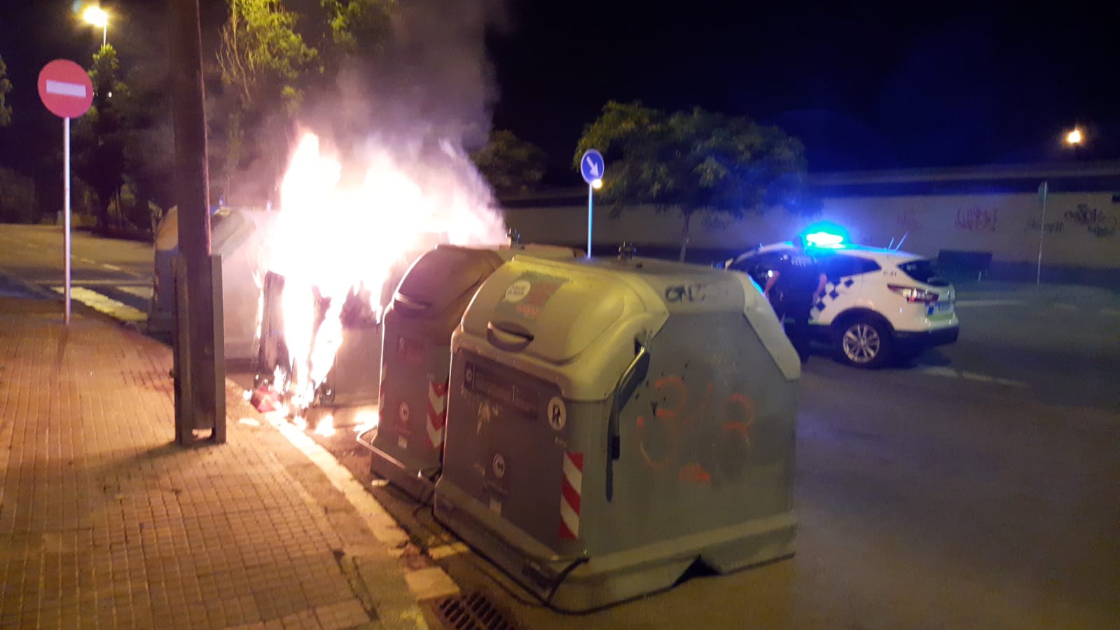 Un contenidor crema a Cerdanyola. FOTO: Policia Local Un contenidor crema a Cerdanyola. FOTO: Policia Local