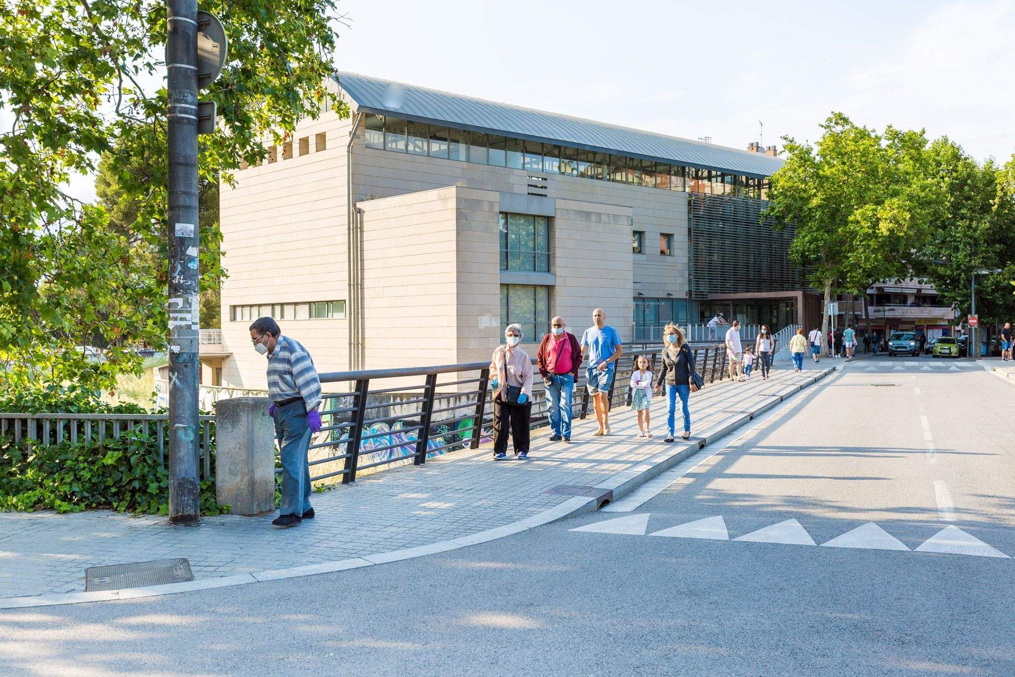 Gent al carrer amb mascareta. FOTO: Núria Puentes (Ajuntament de Cerdanyola)
