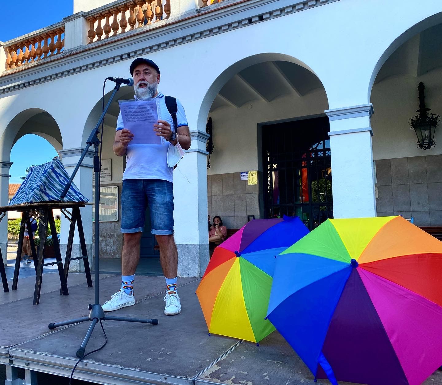 L'il·lustrador Sebas Martín llegeix el manifest del Dia Internacional per l'Alliberament LGTBIQ+. FOTO: Mónica GM