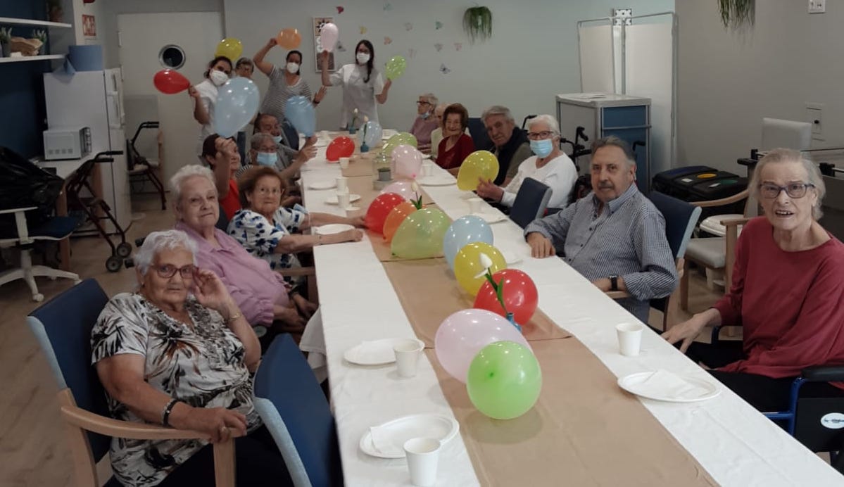 Residents de CleceVitam Ceritania durant la revetlla de Sant Joan. FOTO: Cedida