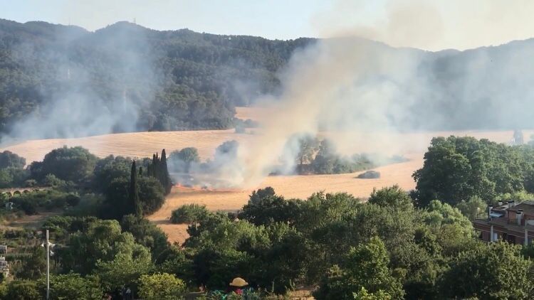 Imatge d'arxiu d'un incendi als camps de Collserola pròxims a Canaletes. FOTO: Policia Local
