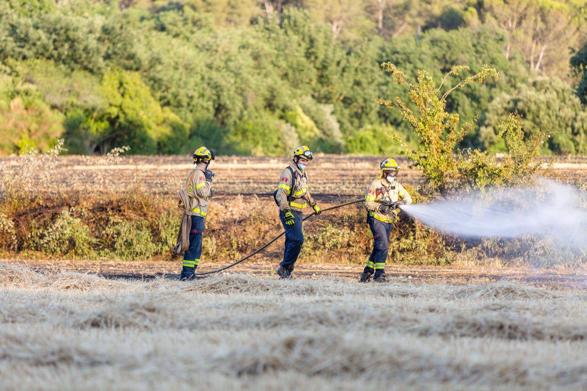 Bombers treballant en un incendi a Canaletes. FOTO: Núria Puentes 