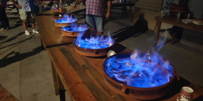 Preparació del tradicional rom cremat de la Nit d'Havaneres. FOTO: Amit Gayà.