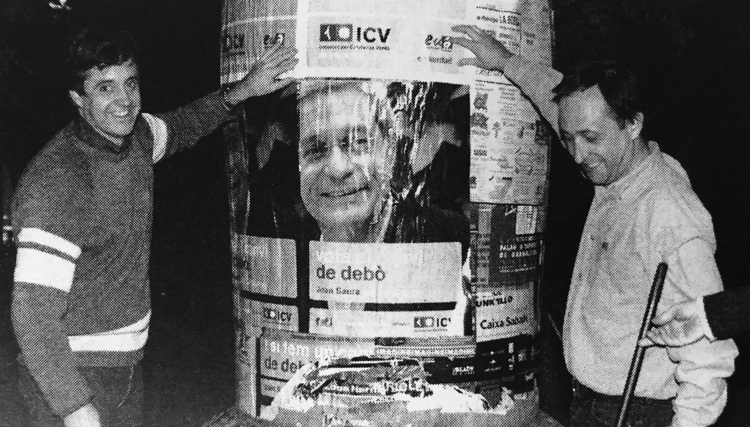 Toni Morral i Jordi Miró en l'enganxada de cartells d'ICV a les eleccions catalanes de 2003. FOTO: Arxiu del TOT