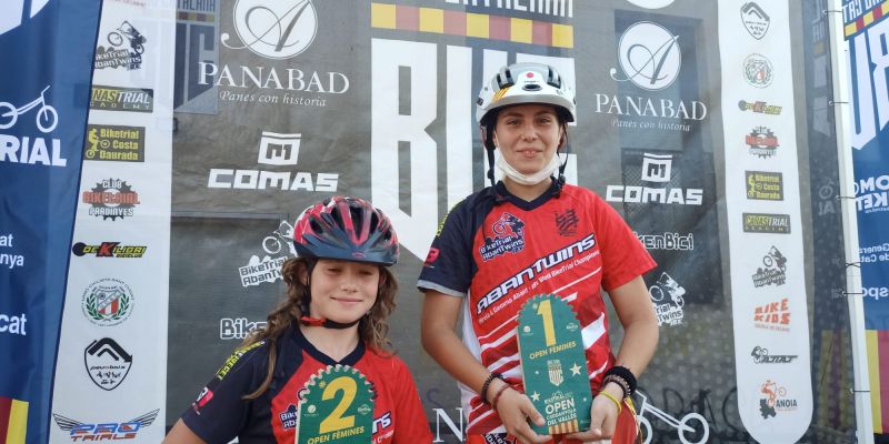Júlia Mallen, en primera posició i Lucia Guerrero, segona, amb els seus respectius premis. FOTO: Cedida. Júlia Mallen, en primera posició i Lucia Guerrero, segona, amb els seus respectius premis. FOTO: Cedida.