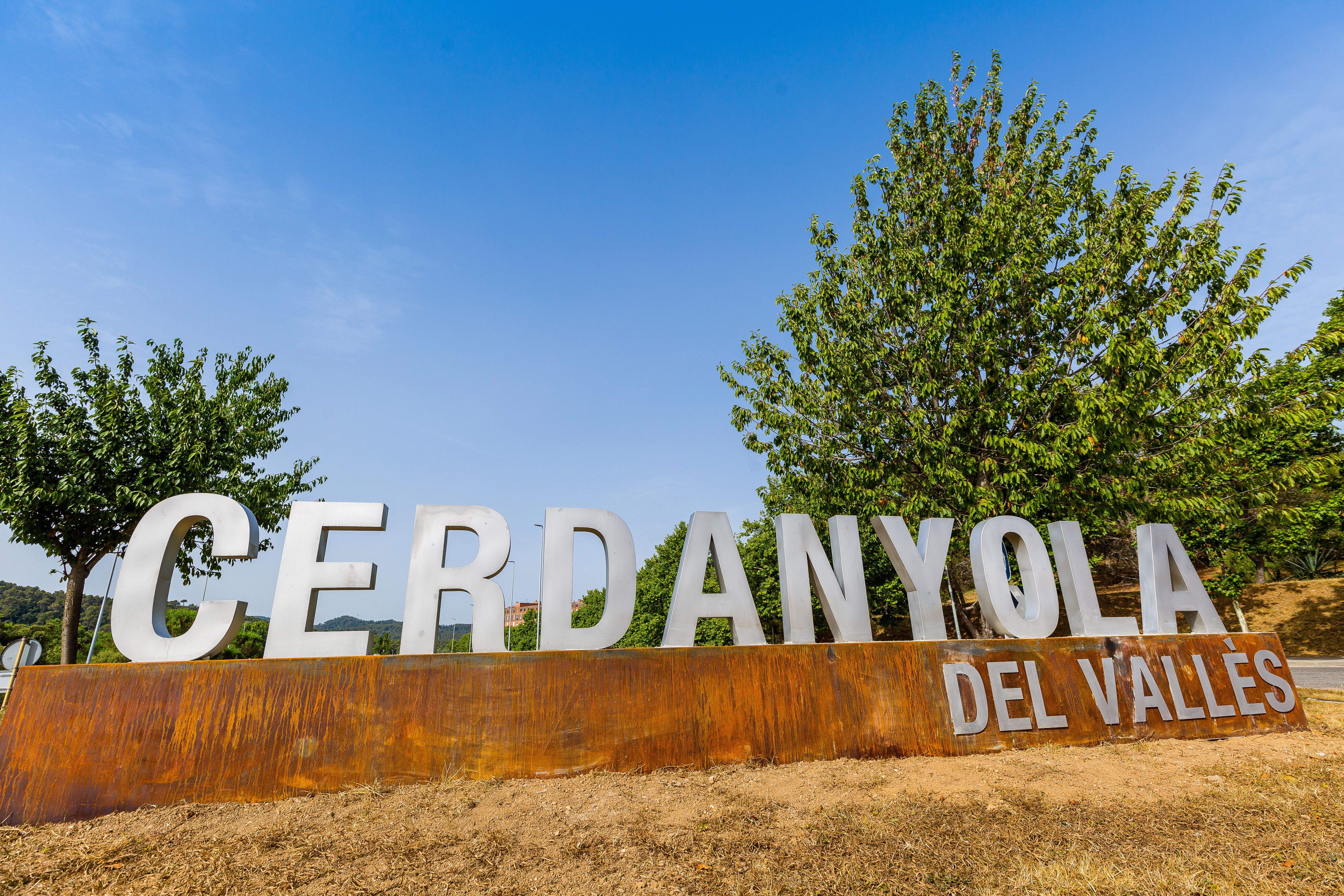 Nou rètol a la rotonda d'entrada a Canaletes i la Ronda de Cerdanyola. FOTO: Ajuntament de Cerdanyola 