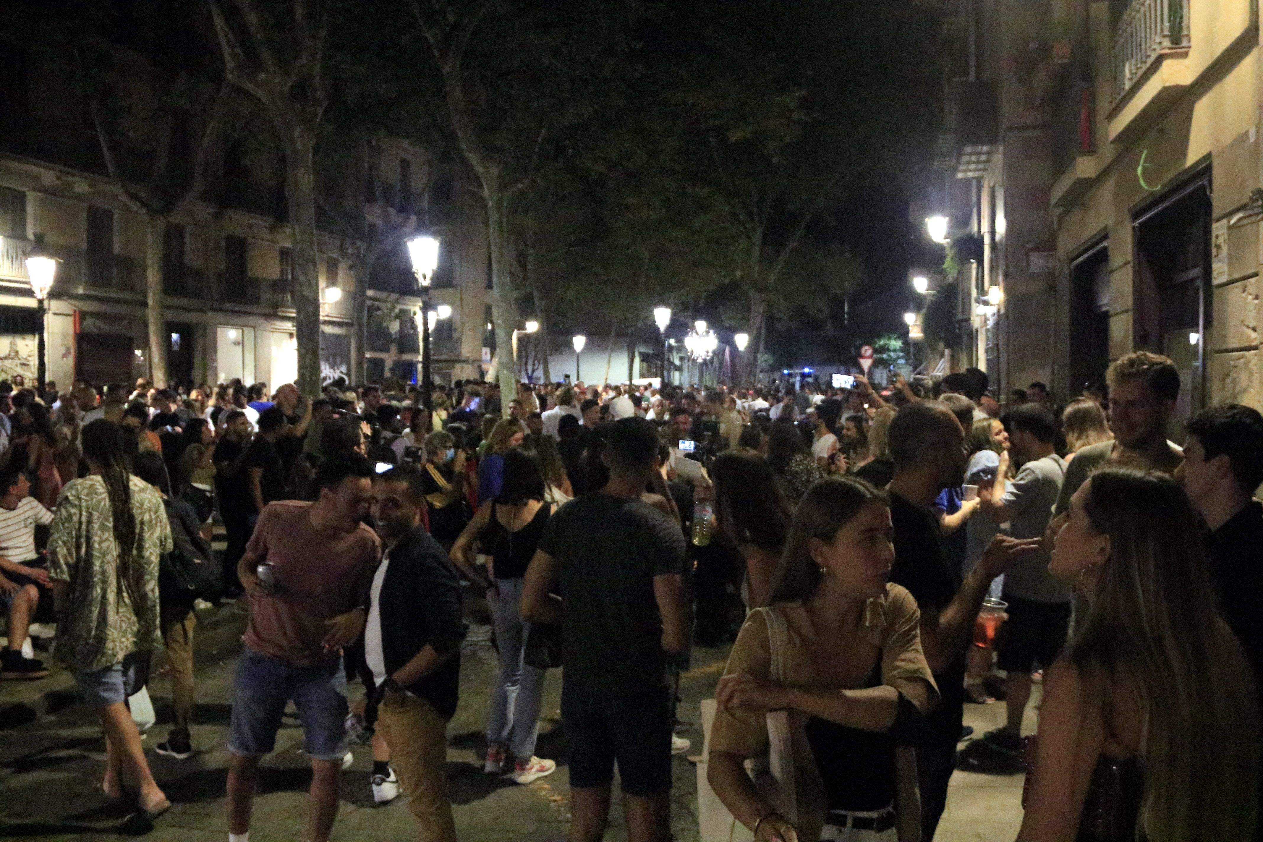 Concentració de persones al carrer aquest juliol a Barcelona. FOTO: Laura Fíguls