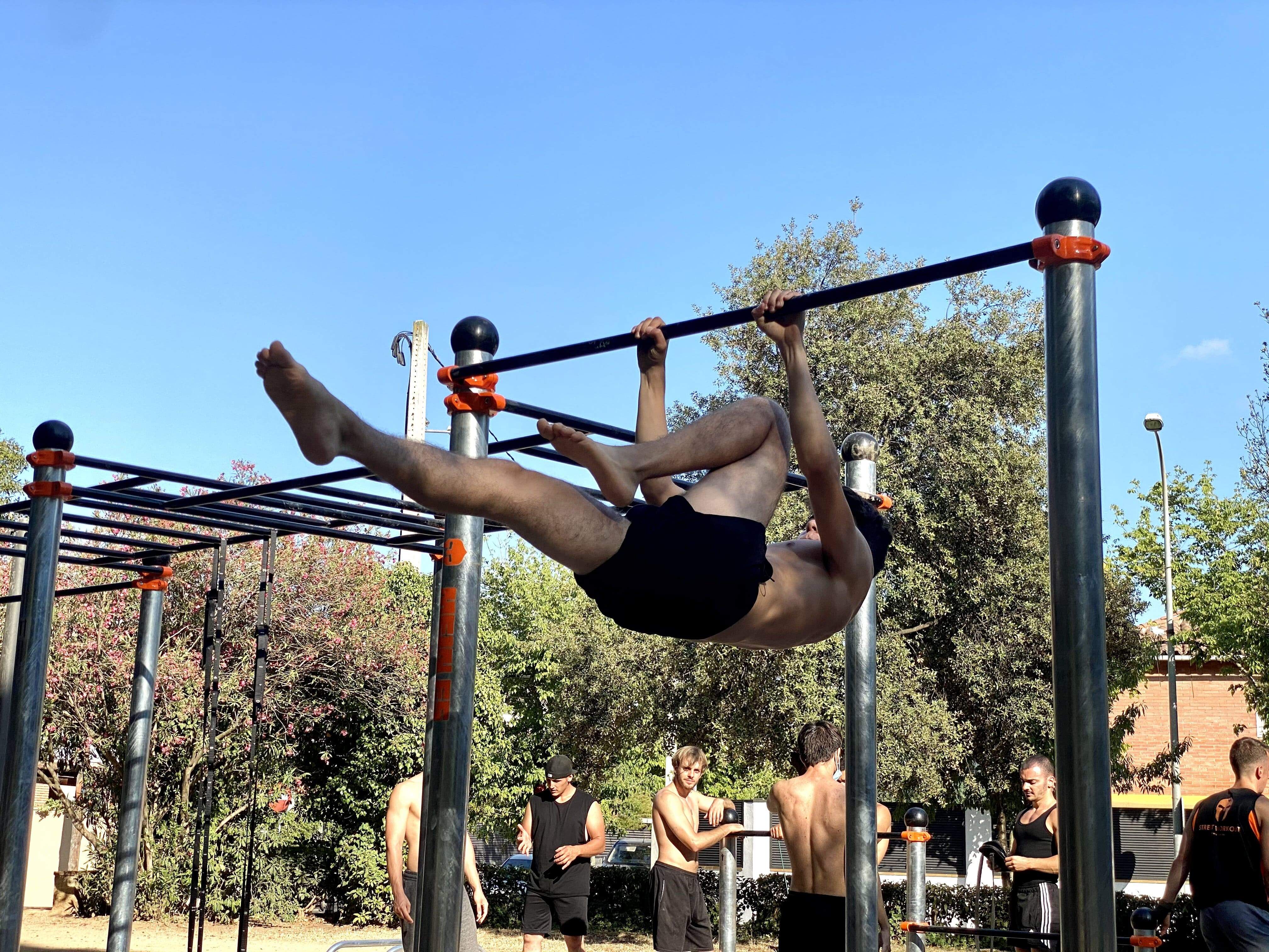 Un esportista utilitzant el nou espai de cal·listènia. FOTO: Mónica GM Un esportista utilitzant el nou espai de cal·listènia. FOTO: Mónica GM