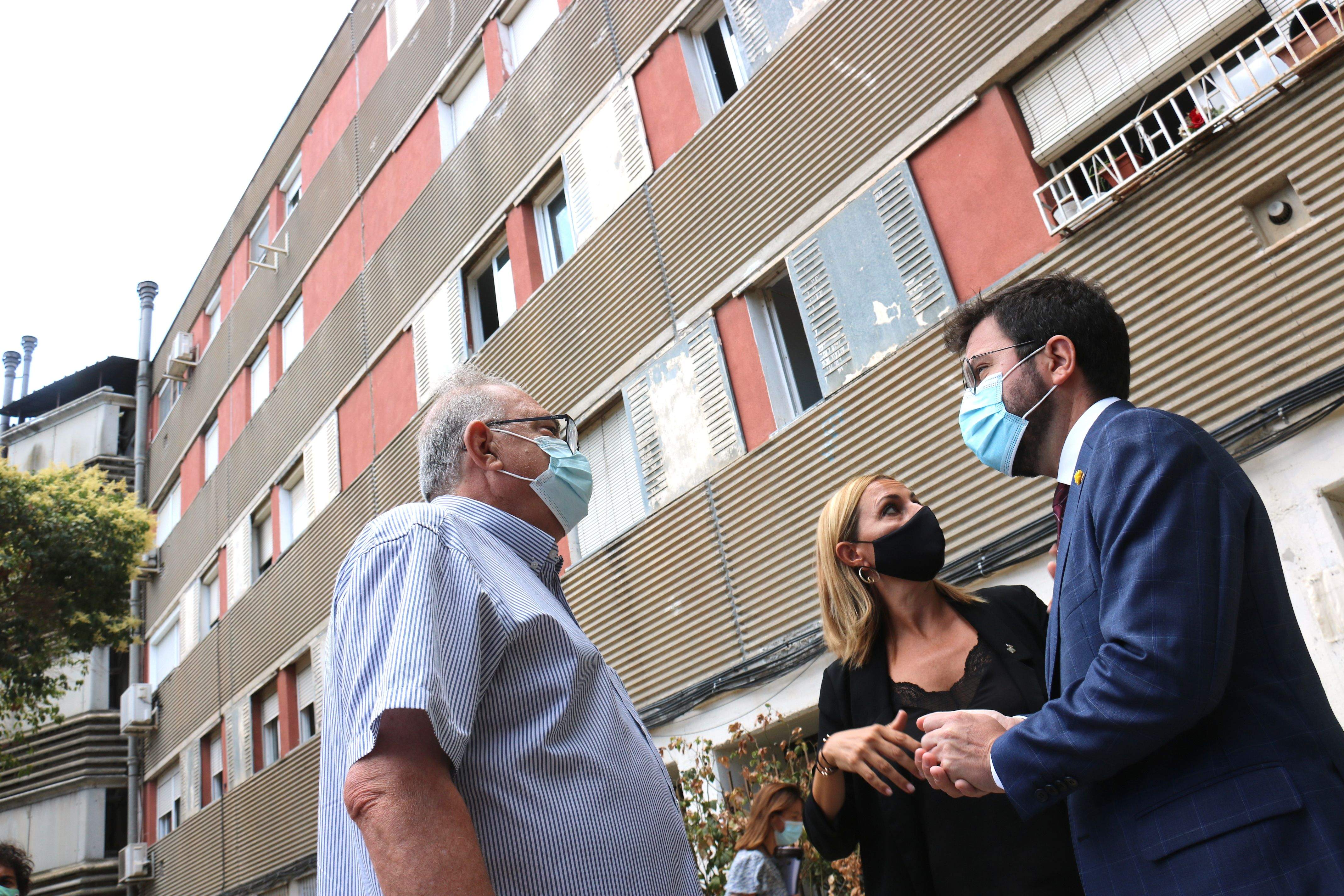 Pere Aragonès davant un edifici amb amiant a Badia del Vallès. FOTO: Albert Segura (ACN)