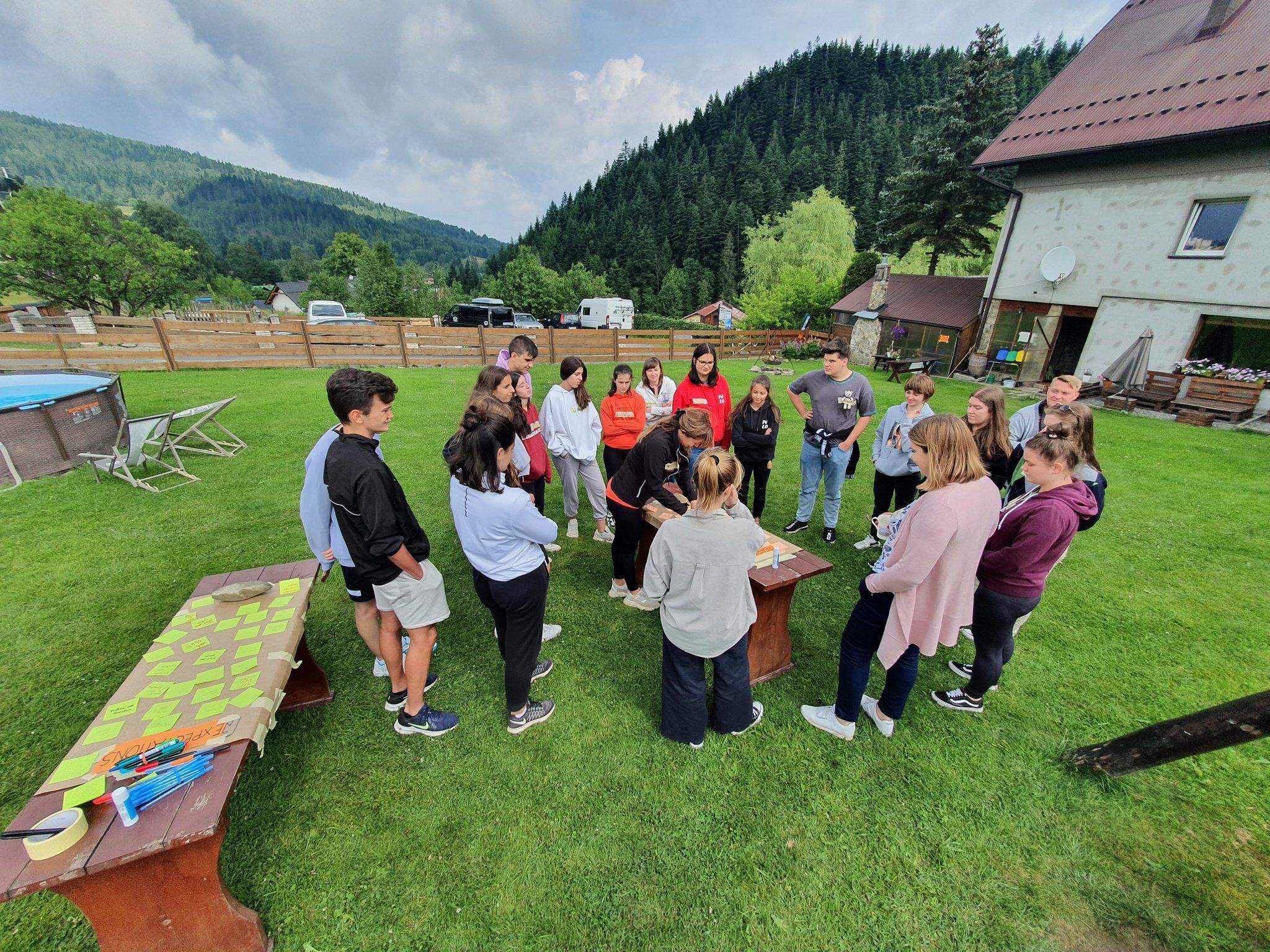 L'alumnat de l'Institut Banús a Polònia treballant amb estudiants polonesos. FOTO: Institut Banús