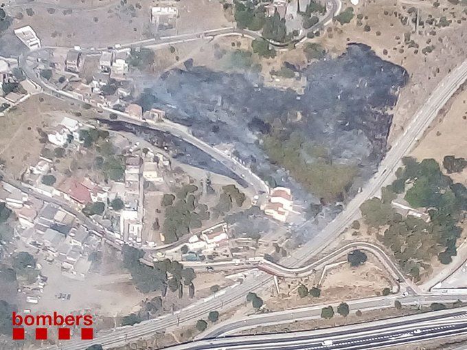 Incendi al Turó de Montcada, ubicat dins del Parc de Collserola. FOTO: Bombers
