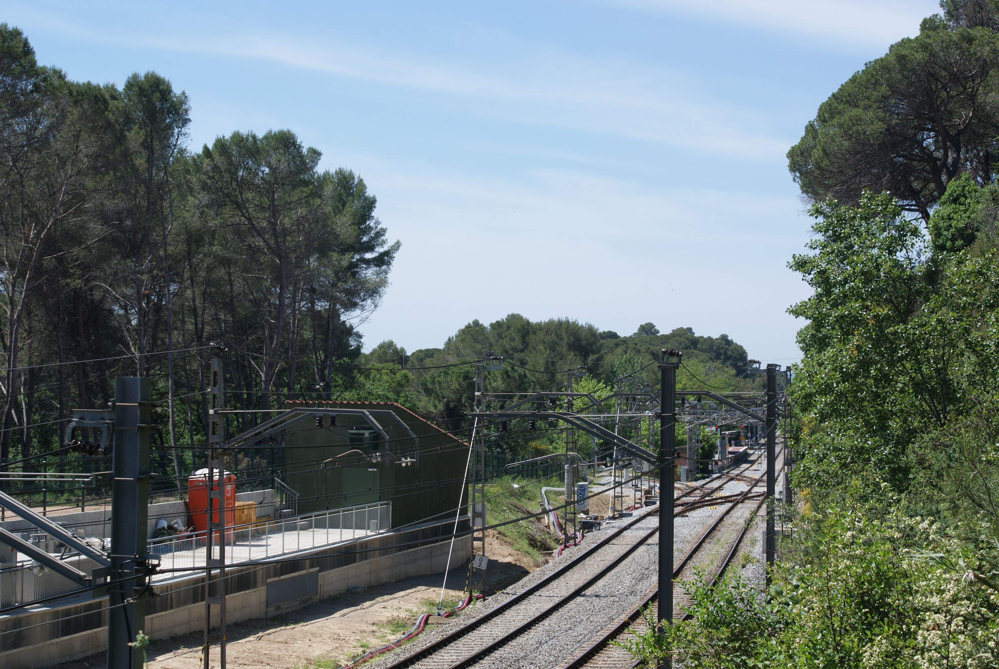 La nova subestació, just al costat de les vies de Ferrocarrils, a Bellaterra. FOTO: Toni Alfaro