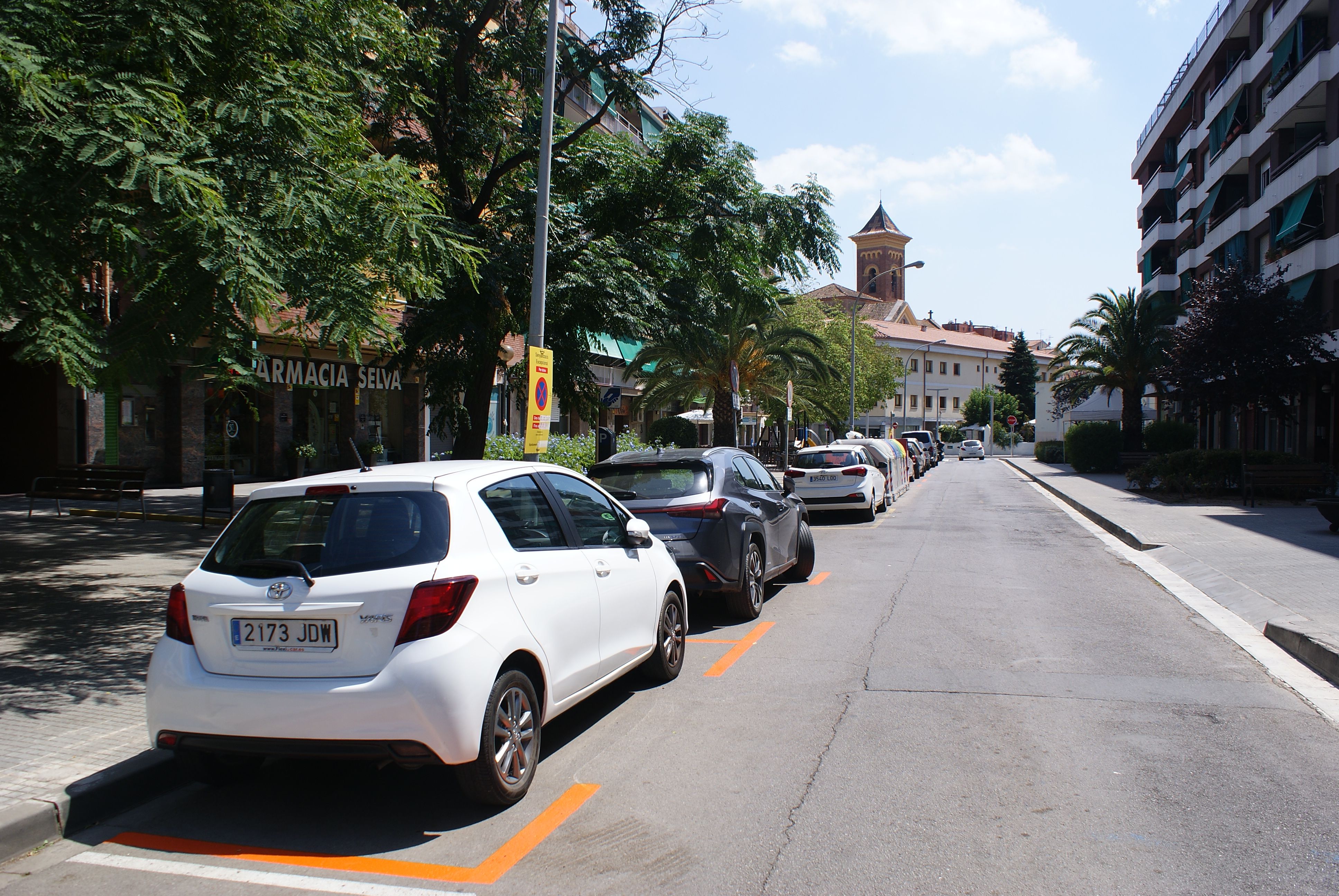 Places de zona taronja d'aparcament al carrer del Torrent. FOTO: Toni Alfaro