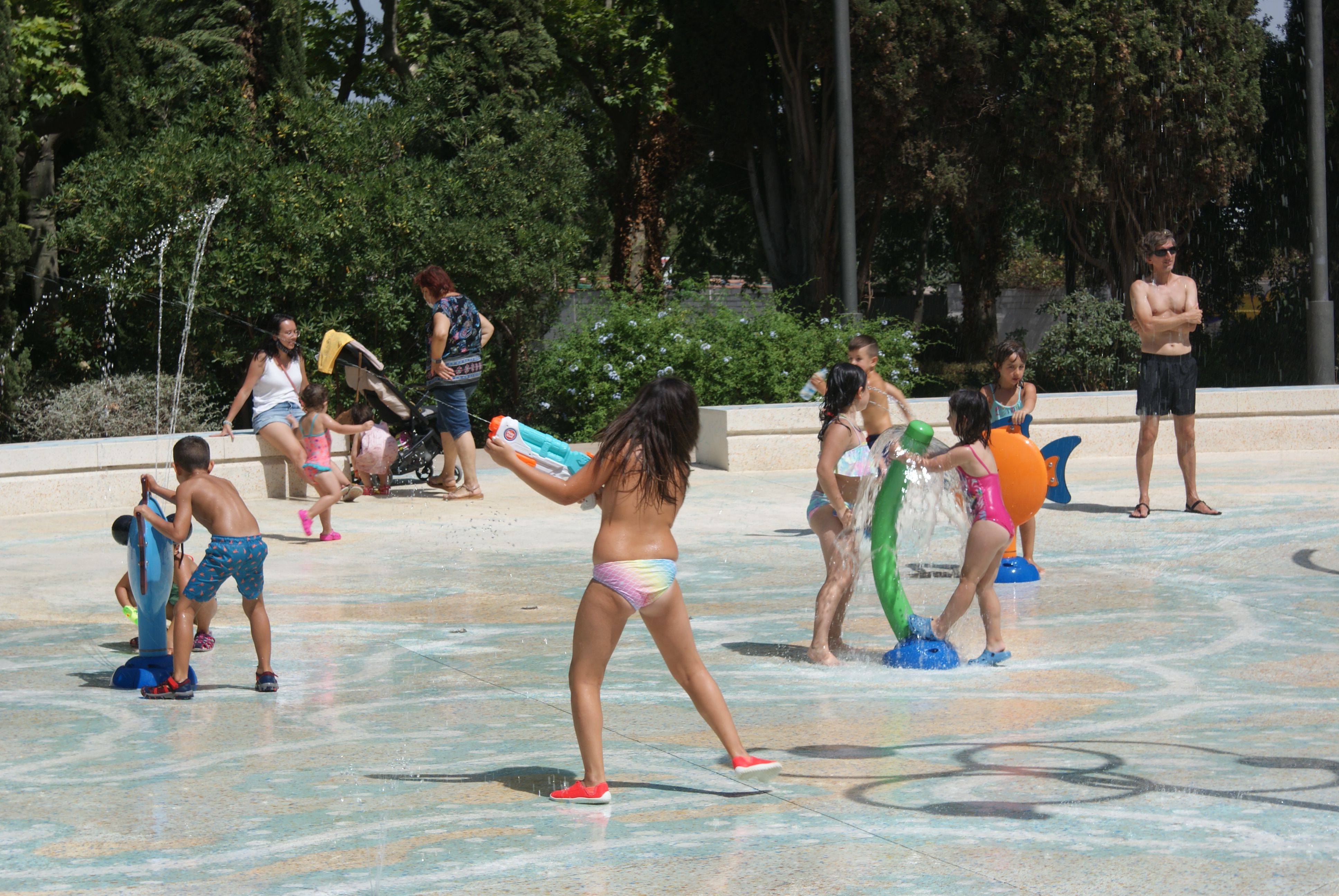 Així han passat els cerdanyolencs l'onada de calor. FOTO: Toni Alfaro