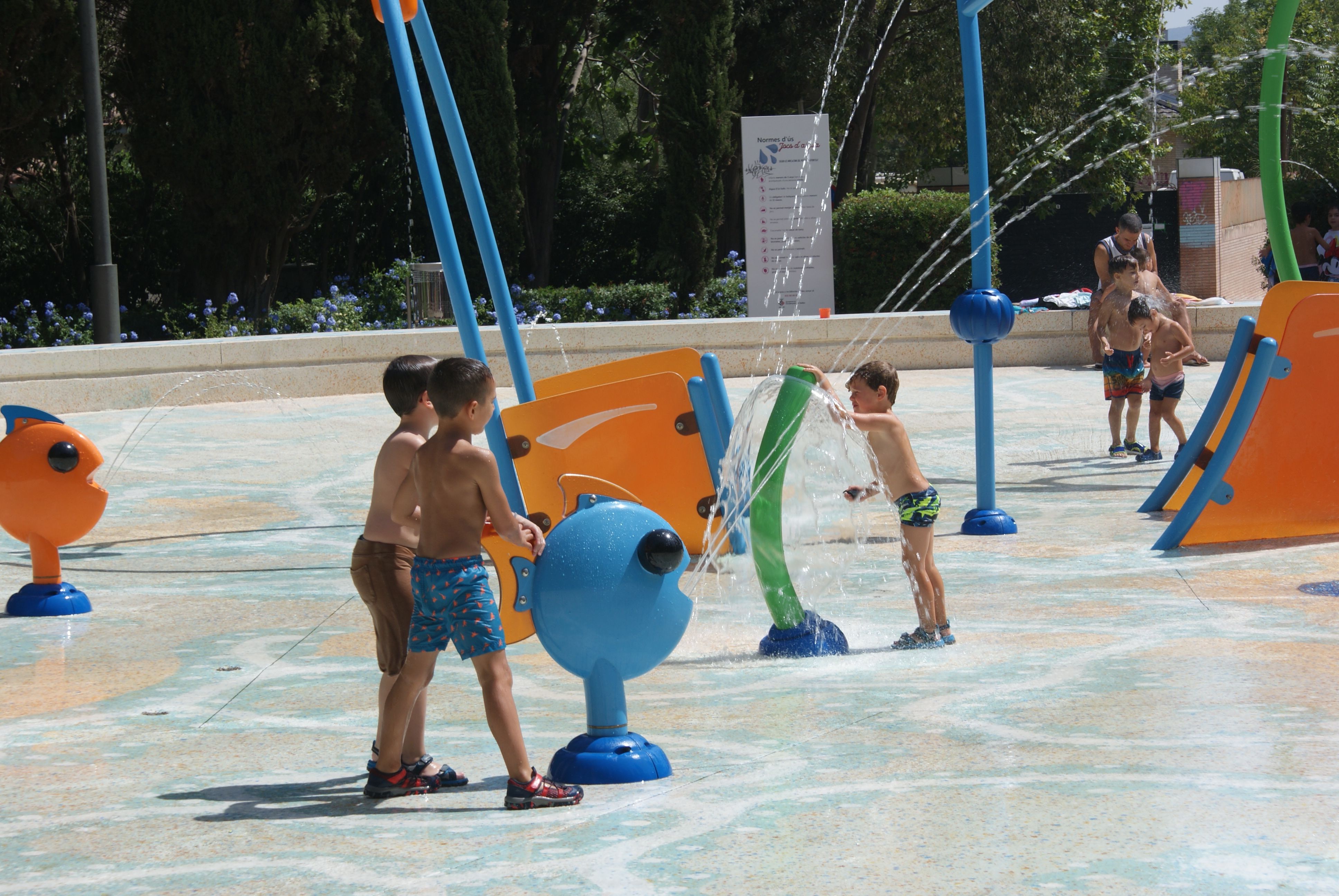 Així han passat els cerdanyolencs l'onada de calor. FOTO: Toni Alfaro