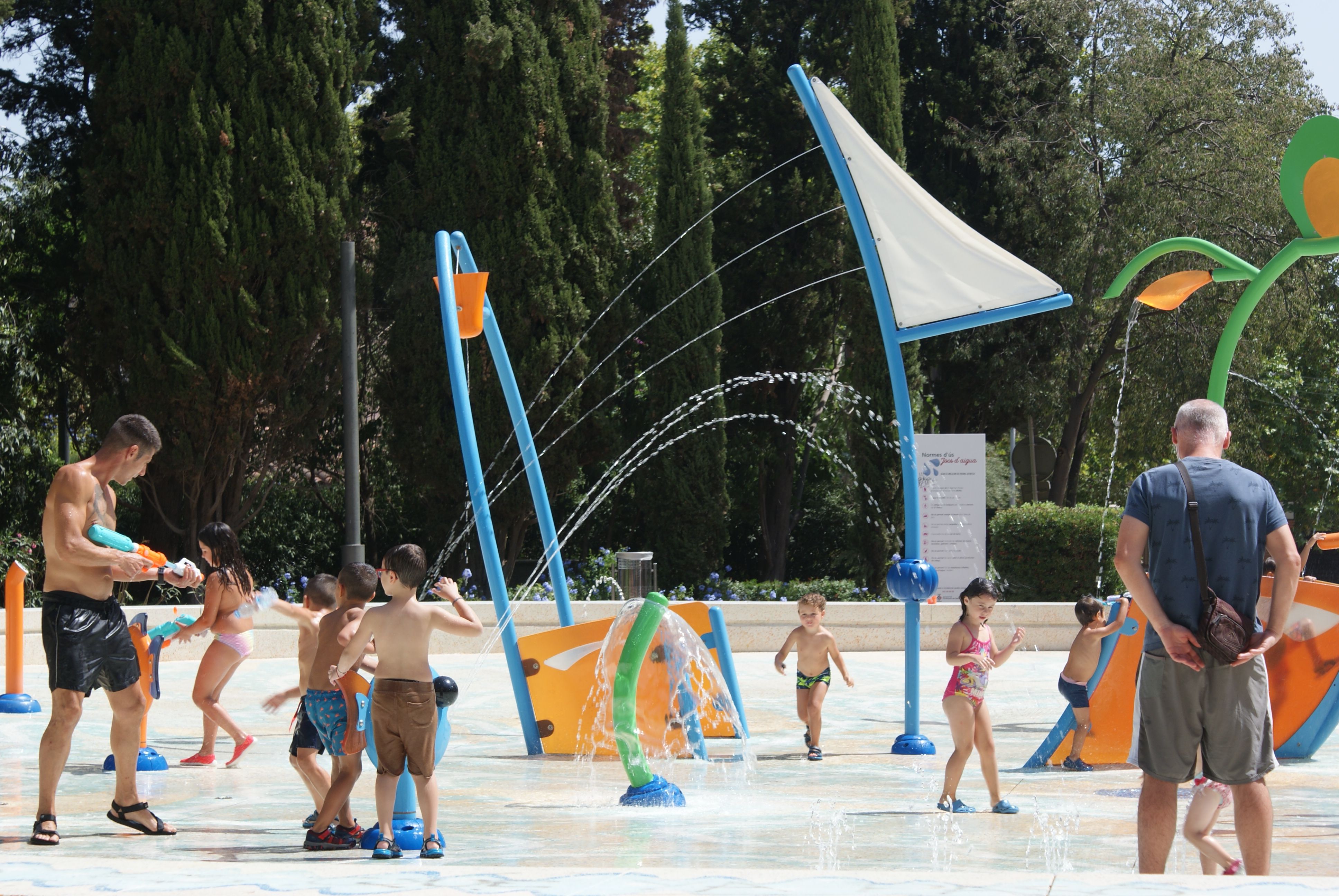 Així han passat els cerdanyolencs l'onada de calor. FOTO: Toni Alfaro