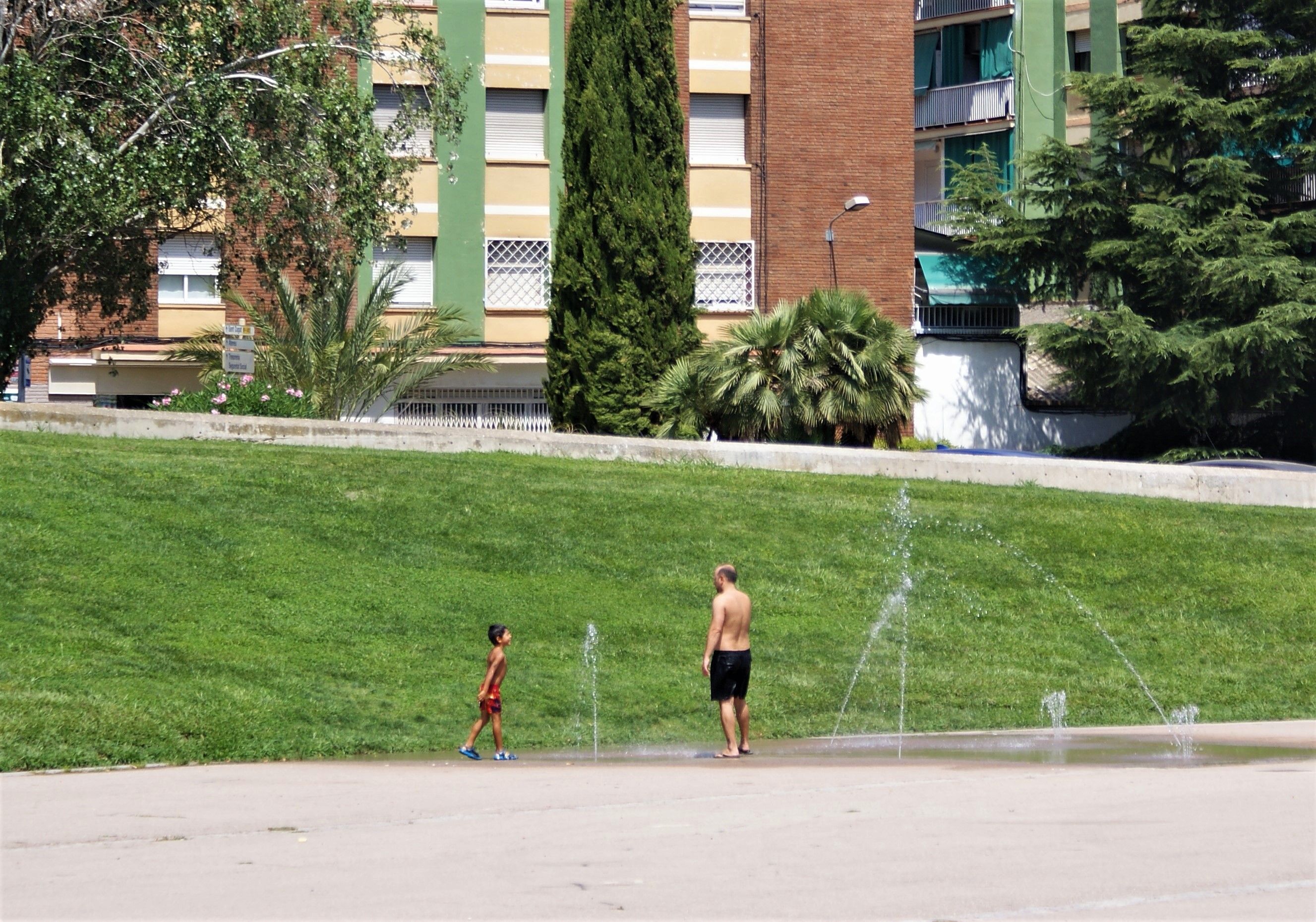 Així han passat els cerdanyolencs l'onada de calor. FOTO: Toni Alfaro