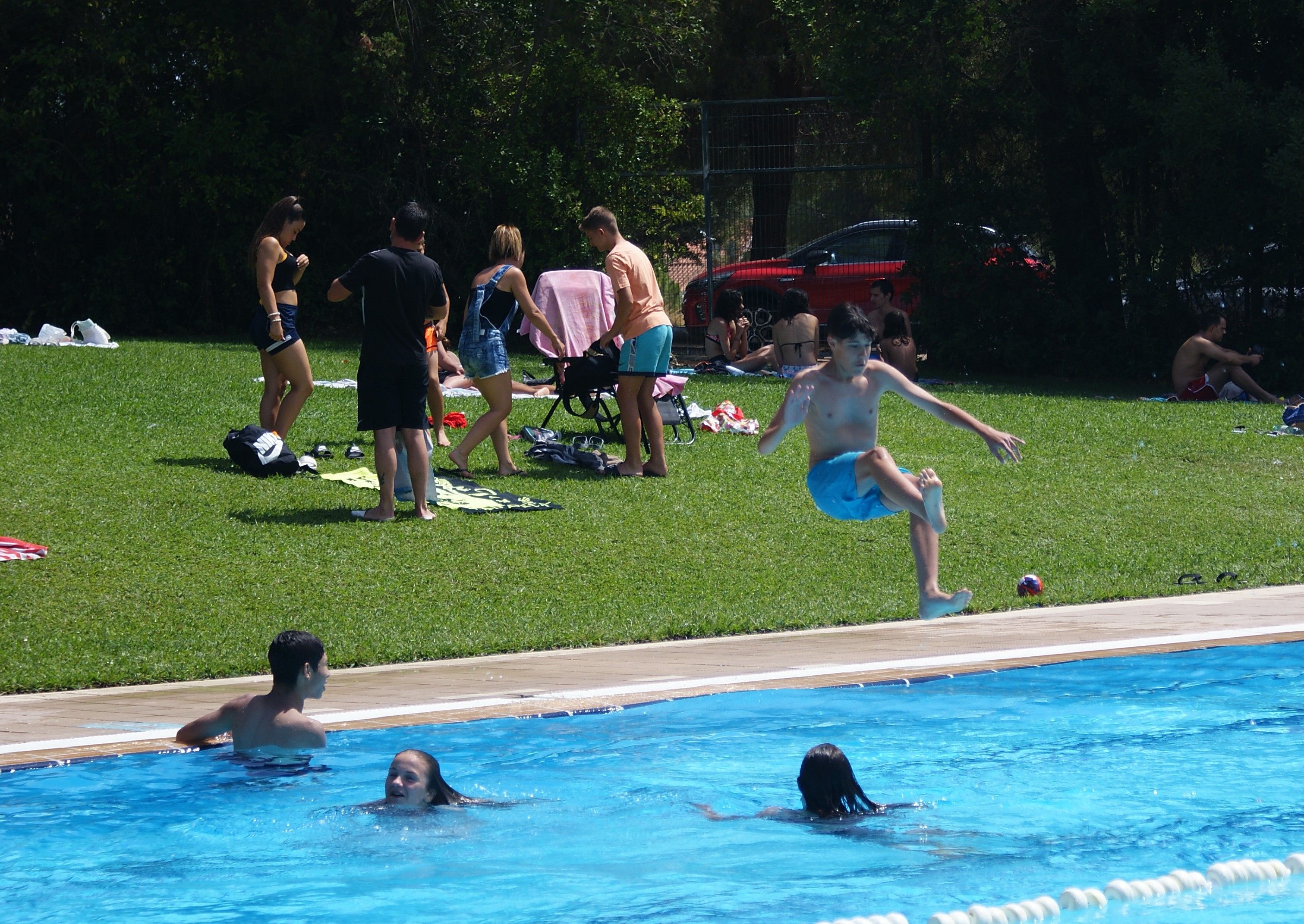 Així han passat els cerdanyolencs l'onada de calor. FOTO: Toni Alfaro