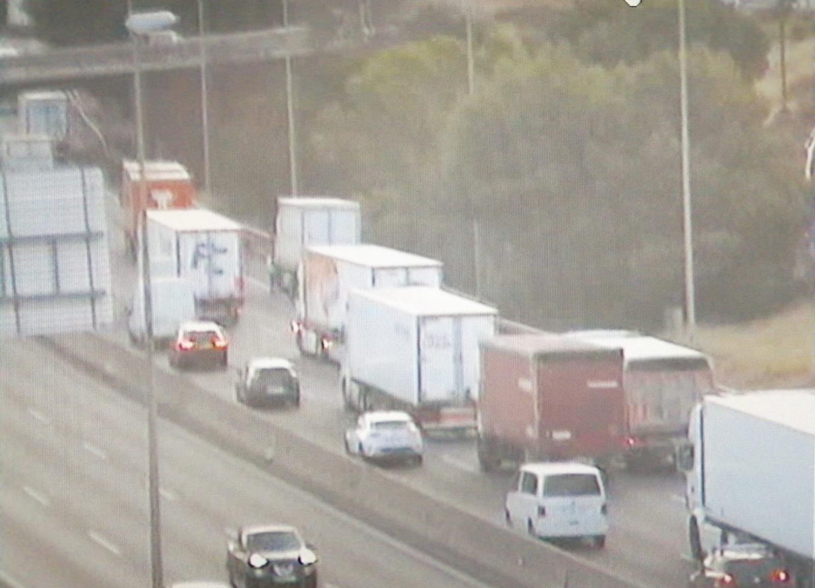 El camió ha generat problemes a l'AP-7, al seu pas per Cerdanyola. FOTO: Trànsit