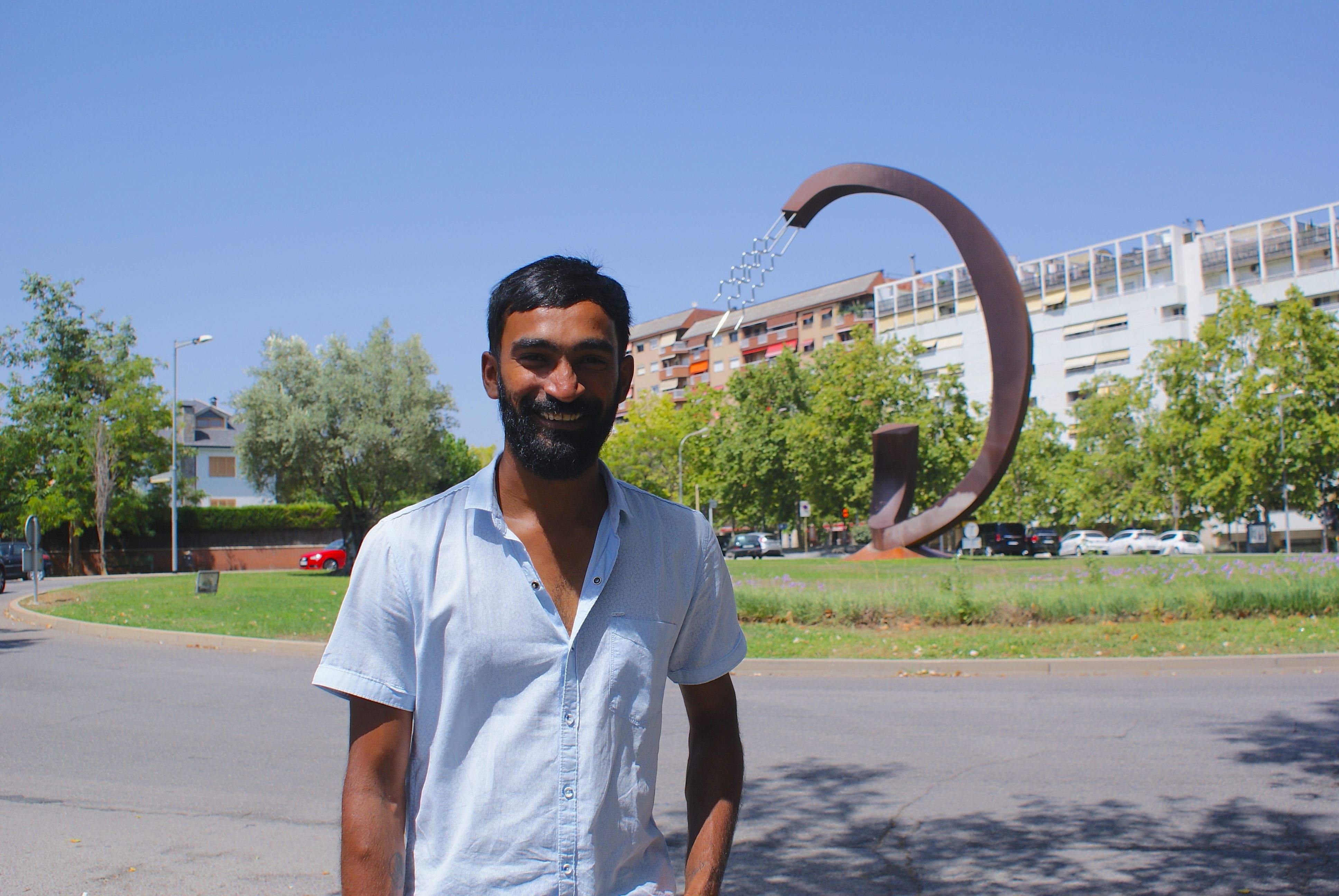 Mulla, davant el monument a Lluís Companys de la plaça de l'Estatut. FOTO: Toni Alfaro