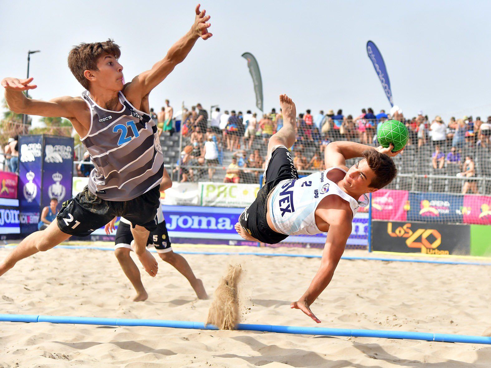 Suárez, durant un tir amb cabriola a la final del campionat d'Espanya. FOTO: Real Federación Española de Balonmano Suárez, durant un tir amb cabriola a la final del campionat d'Espanya. FOTO: Real Federación Española de Balonmano