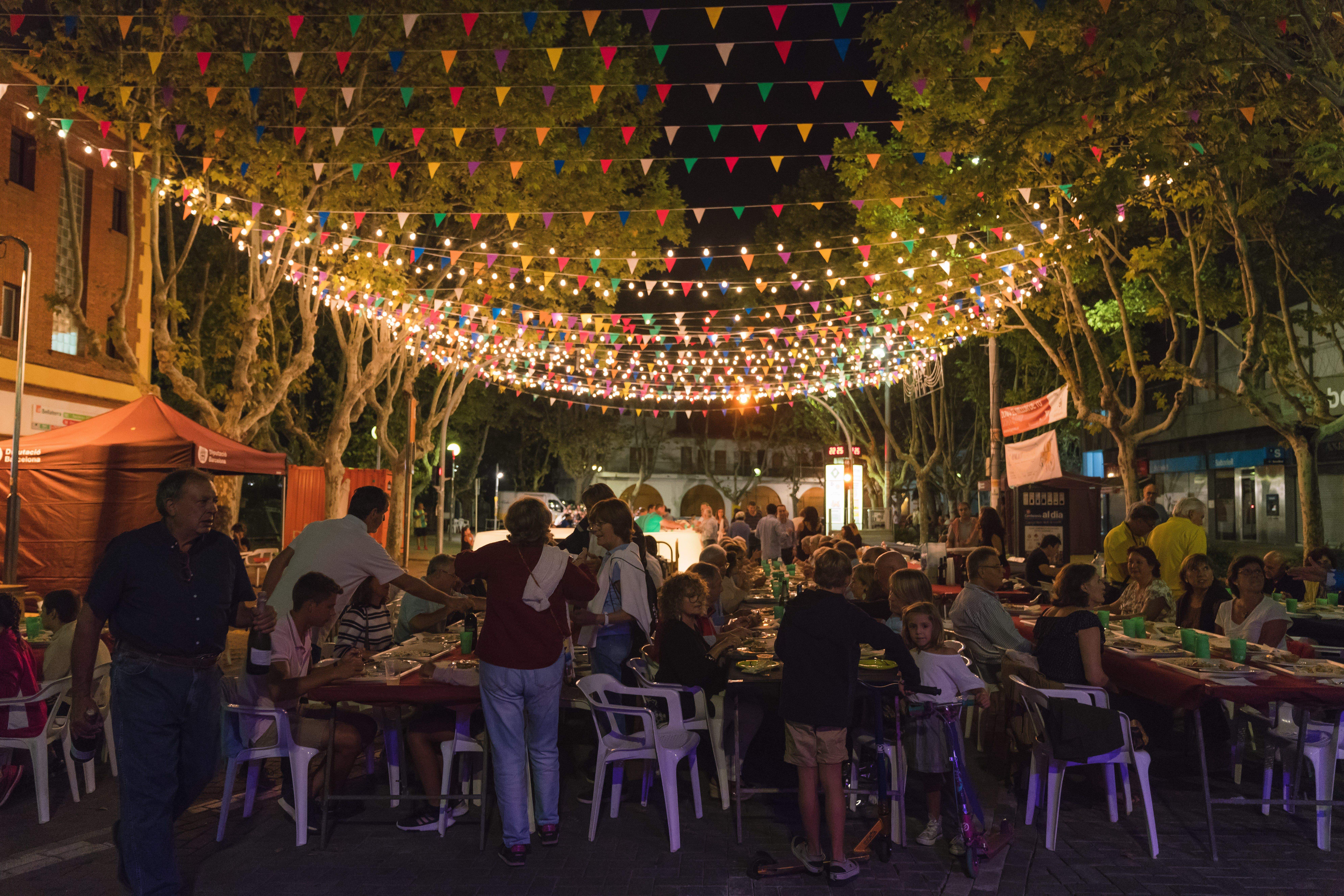 Un sopar de Festa Major anterior a Bellaterra. FOTO: Laia Tardós