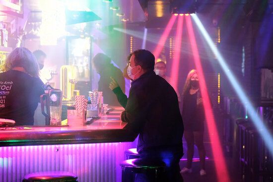 Interior d'un bar musical durant la reobertura de l'oci nocturn, al maig. FOTO: ACN