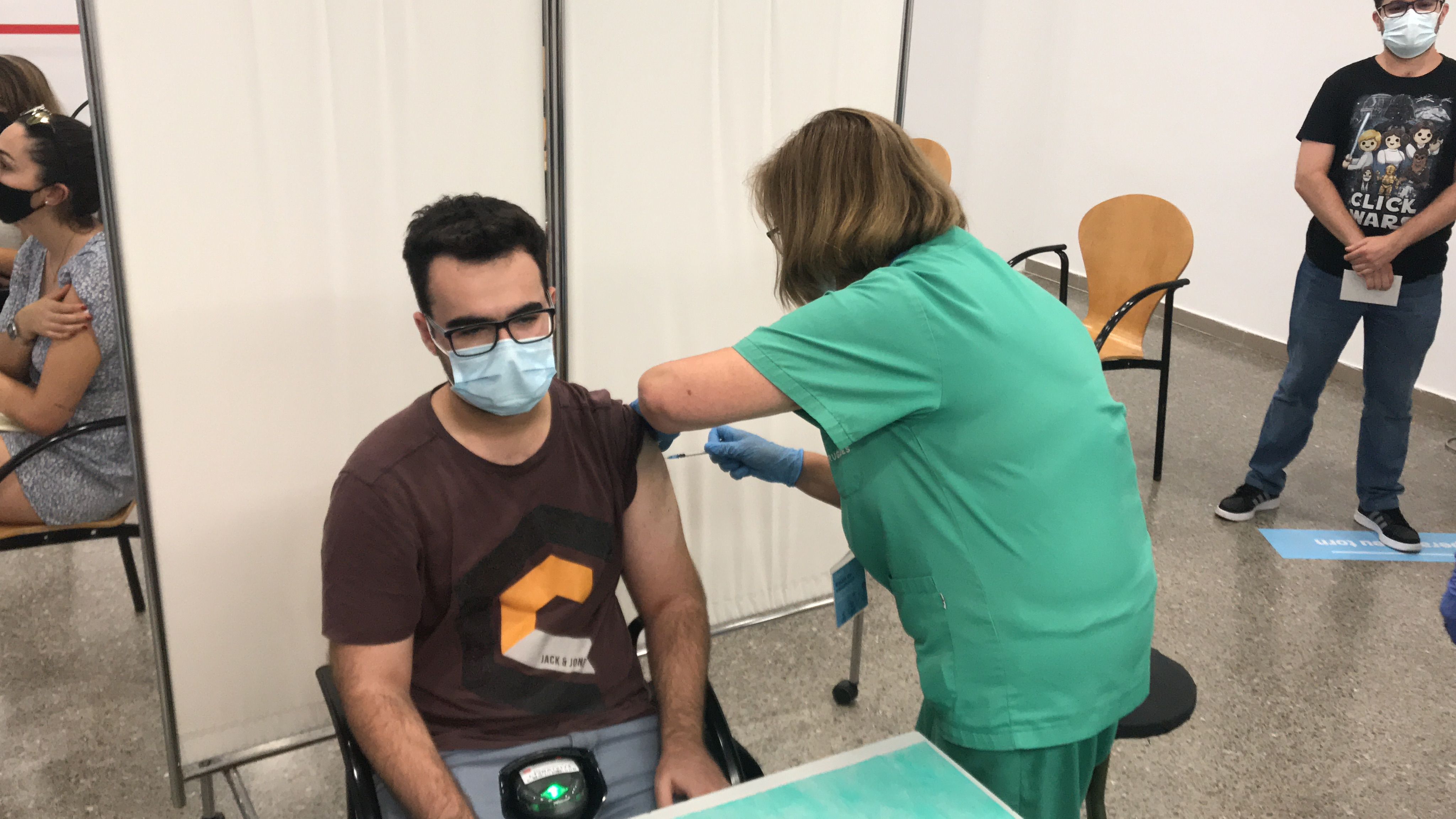 Un noi rep la vacuna al punt de vacunació de la UAB. FOTO: Mónica GM