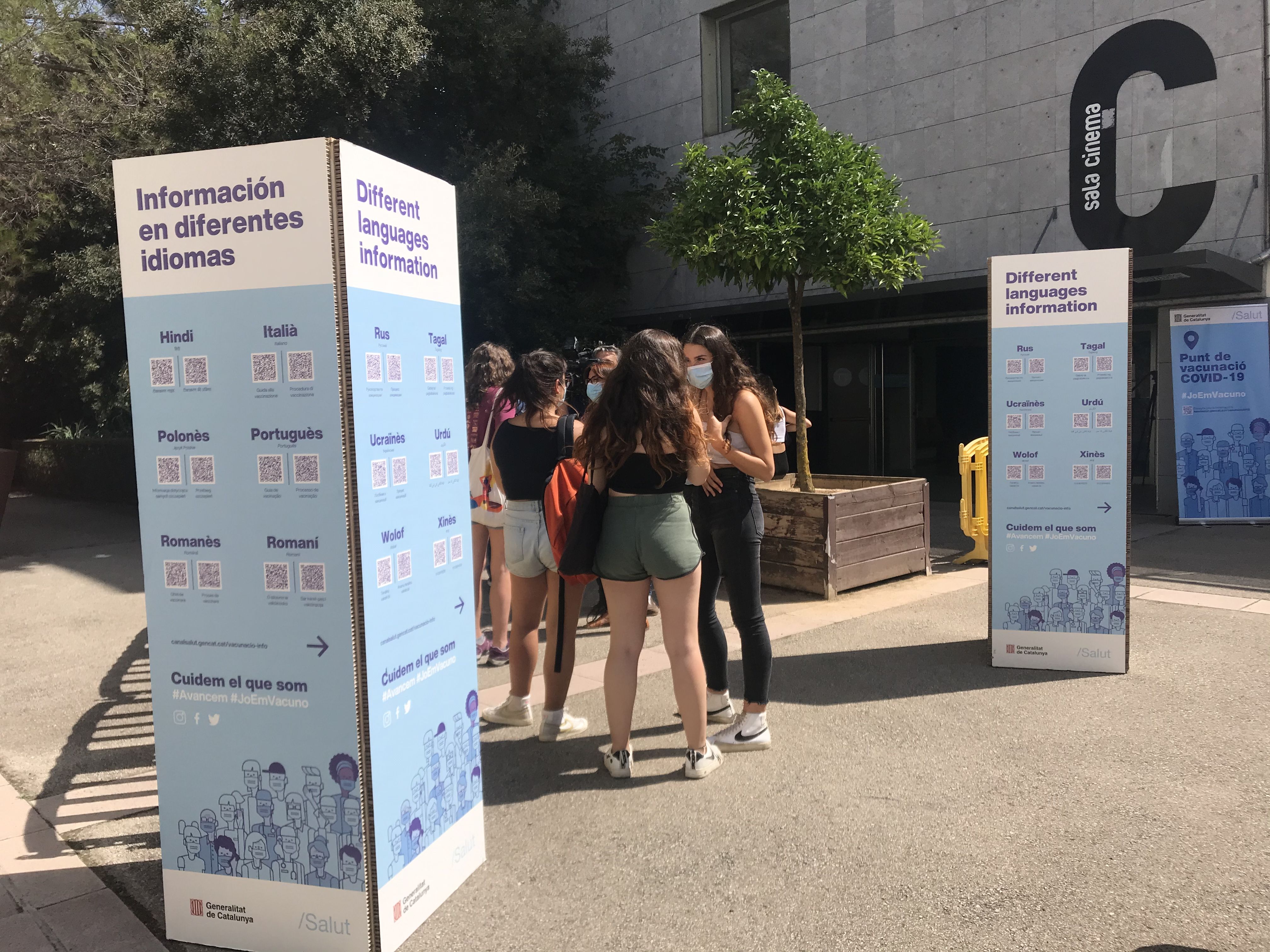 El punt de vacunació s'ha ubicat a l'edifici de la sala cinema de la UAB. FOTO: Mónica GM