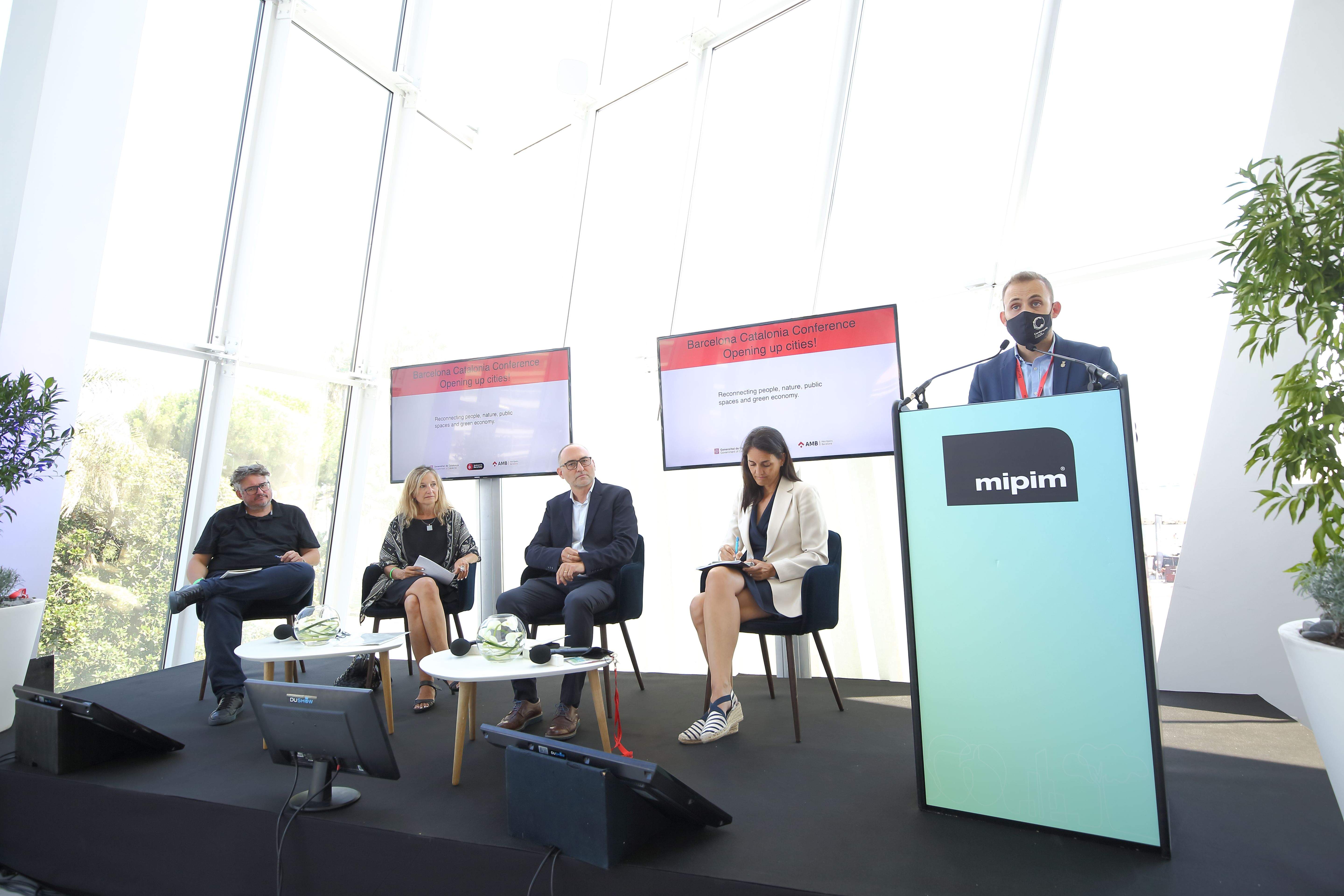 L'alcalde Carlos Cordón intervé a la fira MIPIM a Cannes. FOTO: Núria Puentes (Ajuntament de Cerdanyola)
