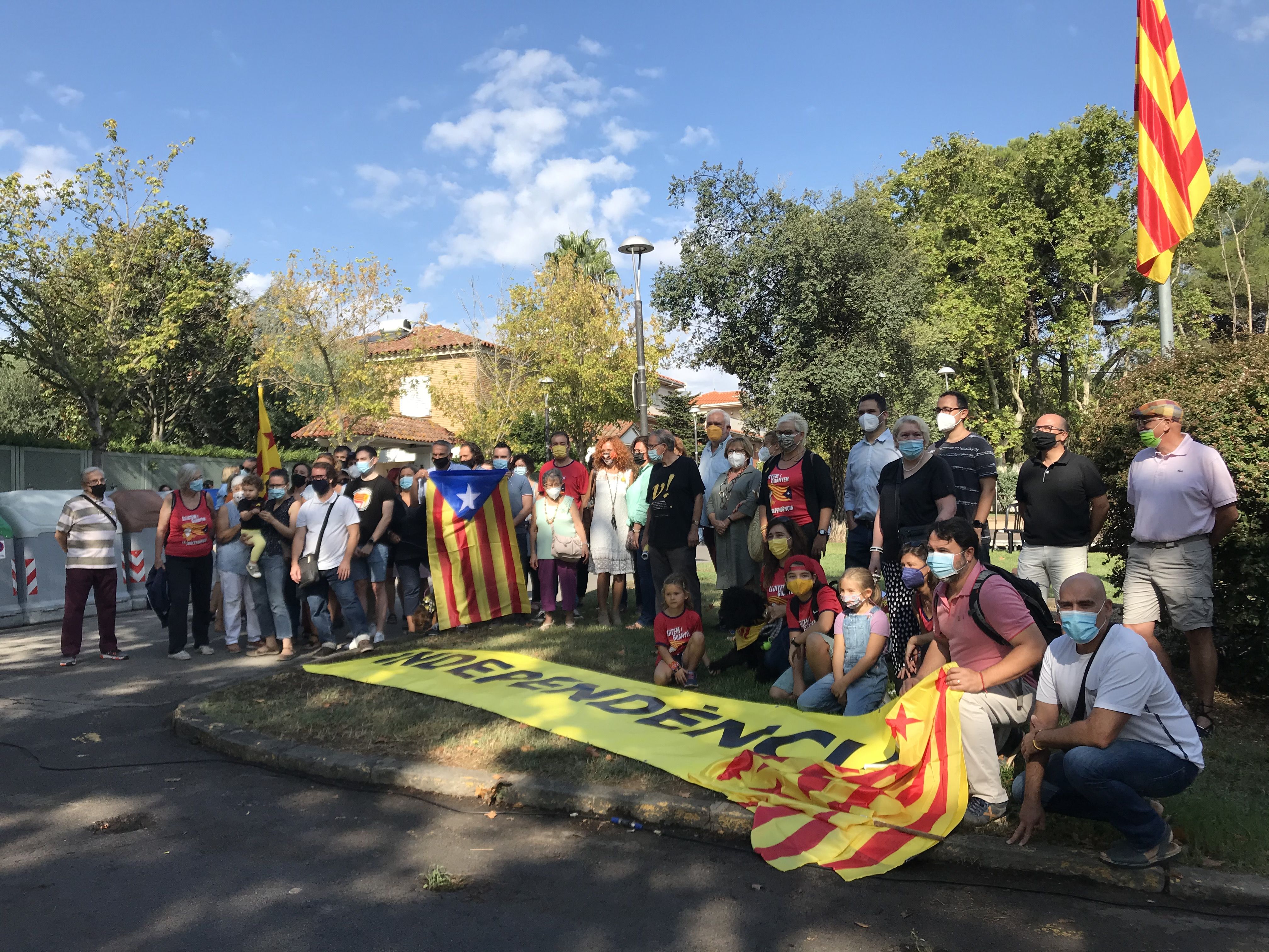 Conjunt d'entitats que han fet l'ofrena floral en acabar l'acte. FOTO: Nora Muñoz