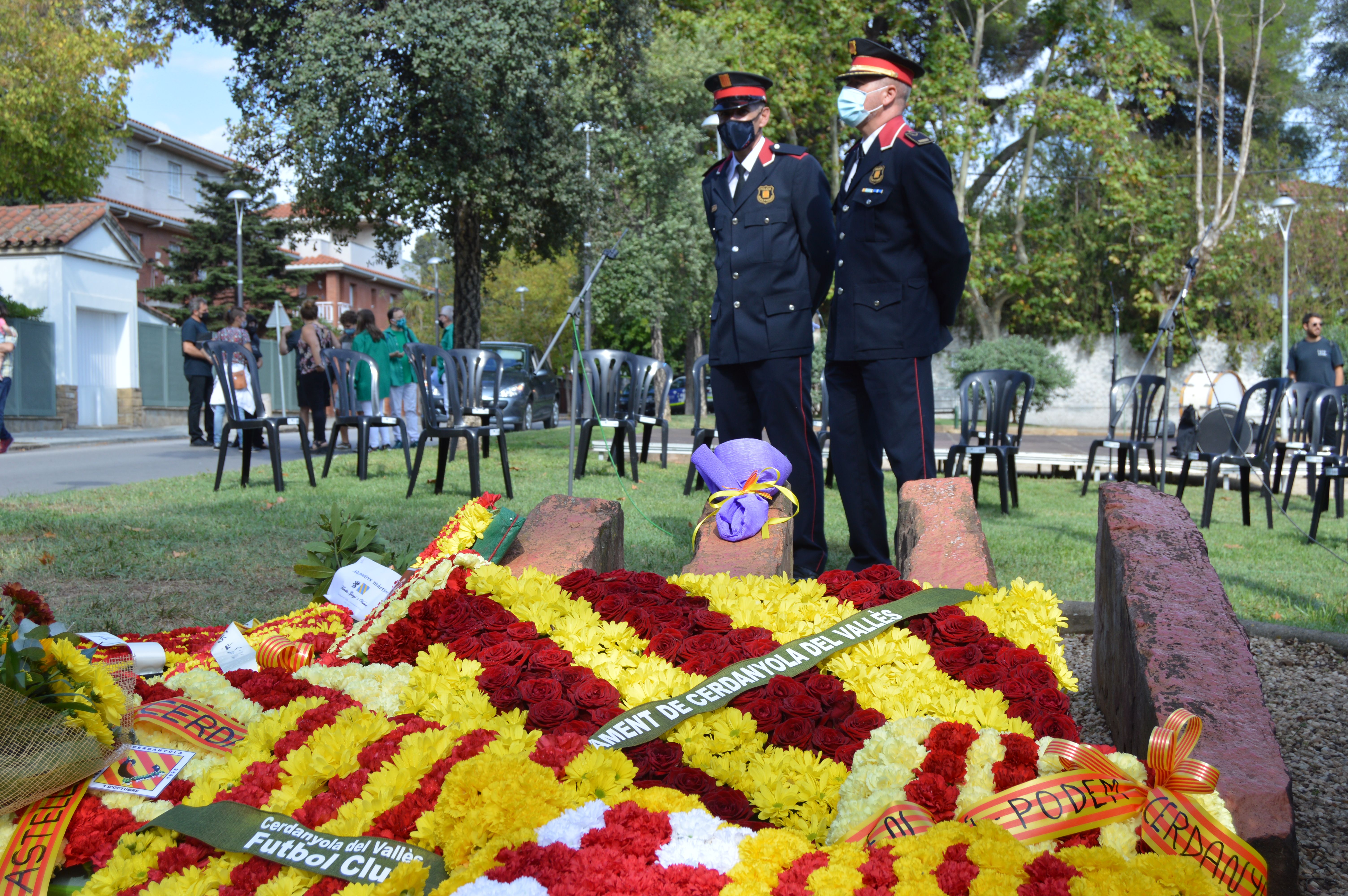 La Policia Local al darrere del monument 11 de setembre. FOTO: Nora Muñoz