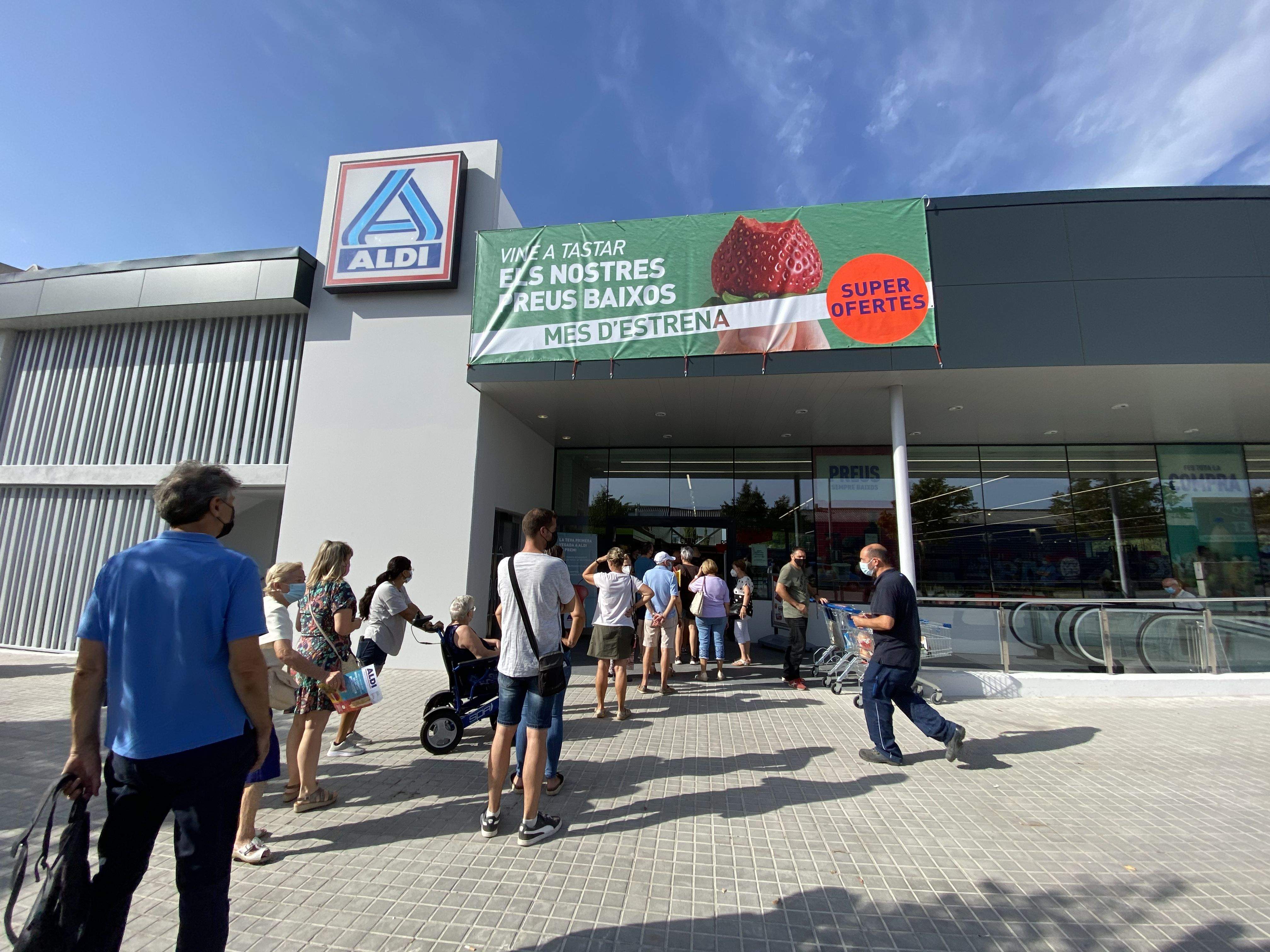 Cua per entrar al nou Aldi de Cerdanyola. FOTO: TOT Cerdanyola