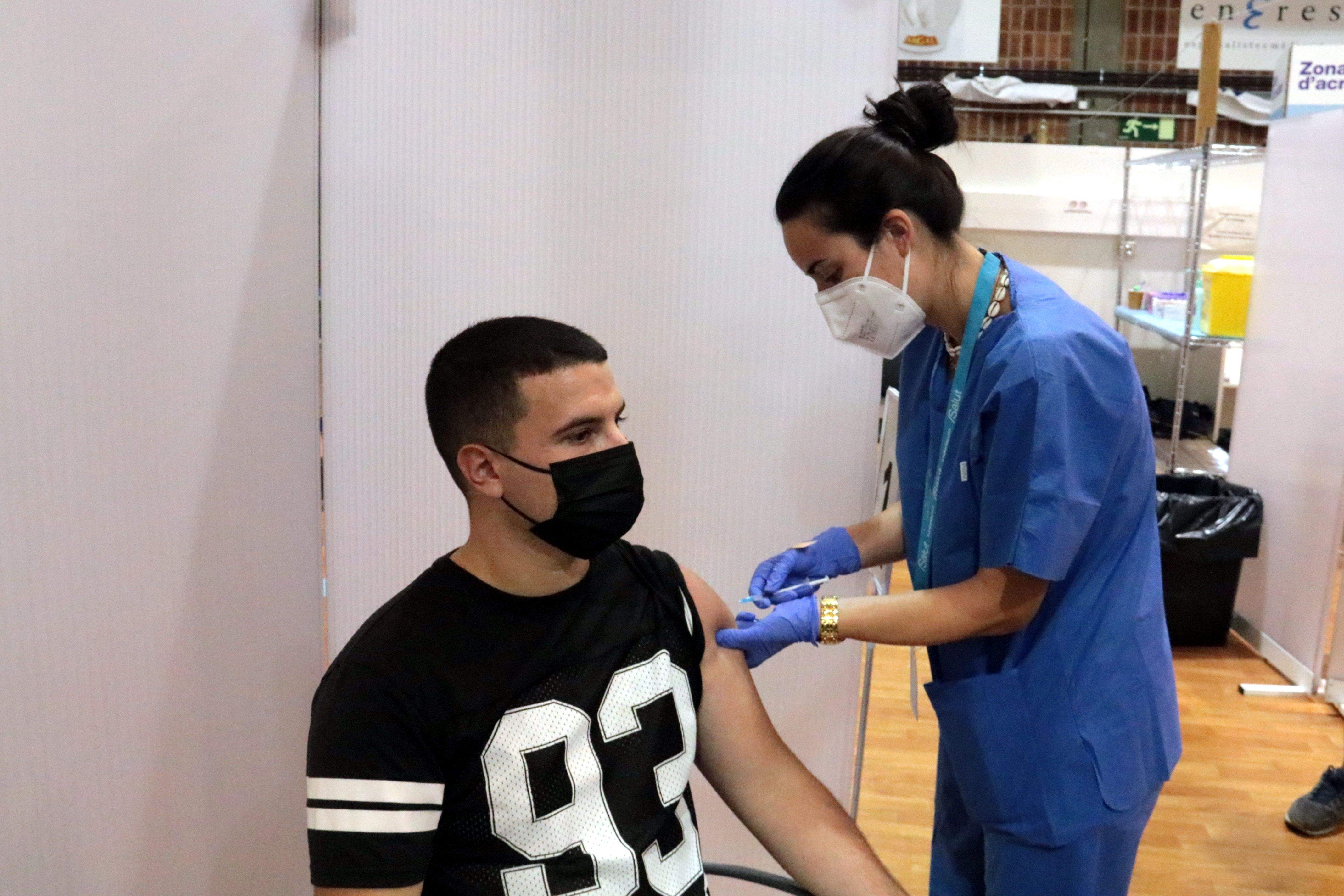 Administració de la vacuna contra la COVID-19. FOTO: Salvador Miret (ACN)